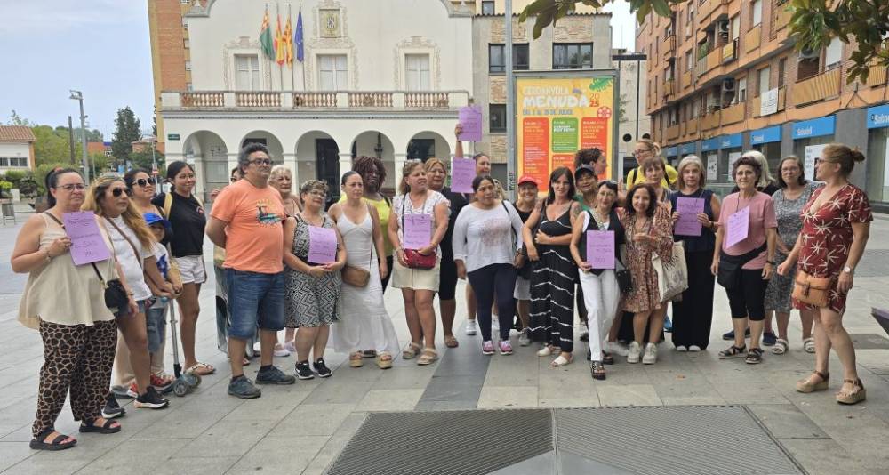 Les treballadores del SAD davant l'Ajuntament de Cerdanyola. Foto: Cerdanyola.Info