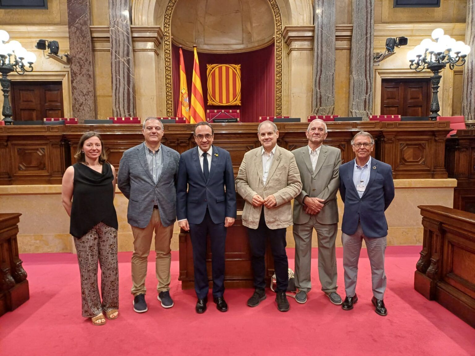 Els representats de diferents EMD catalanes amb Josep Rull al Parlament. Foto: AEMD