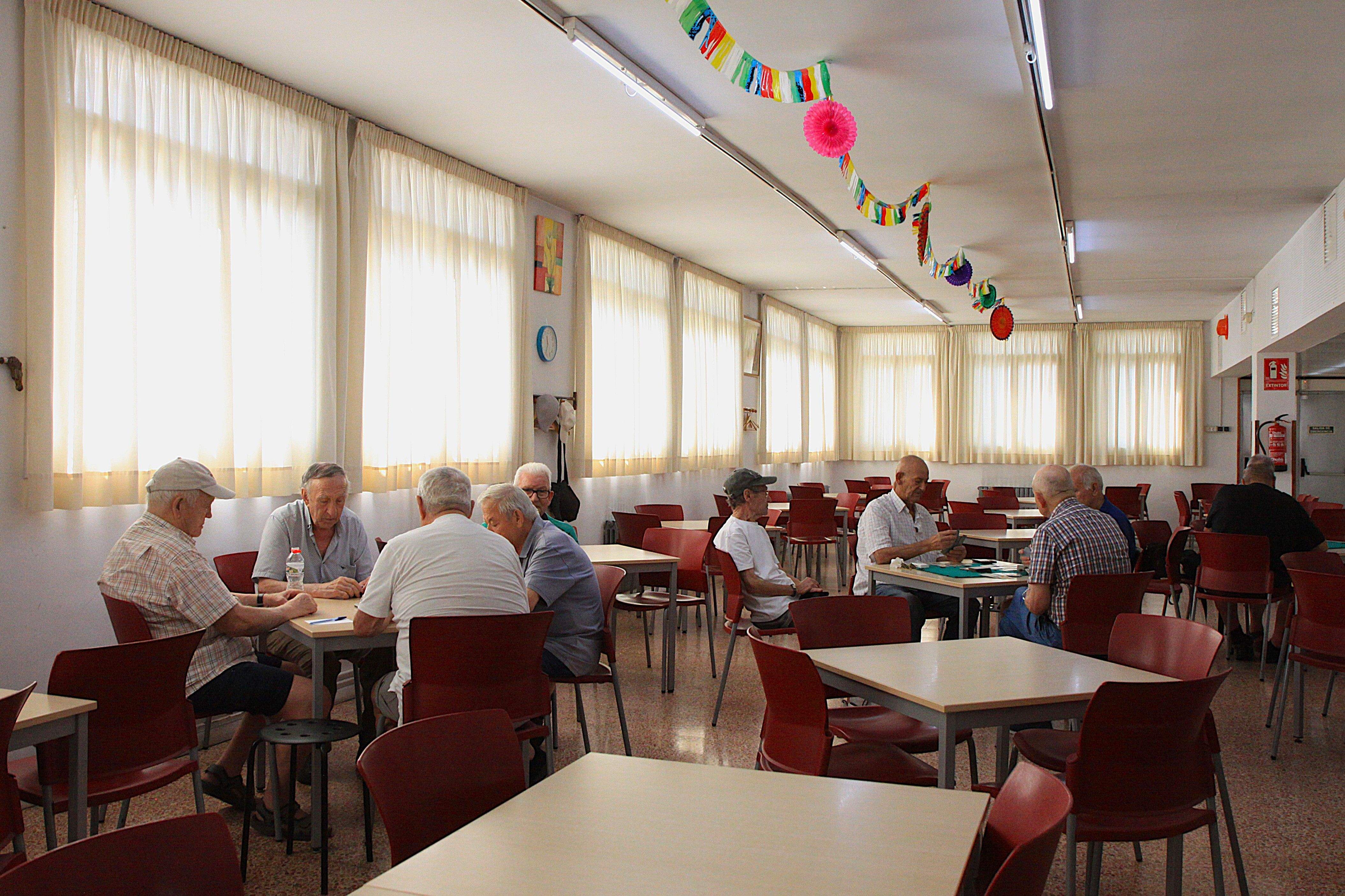 Usuaris del Centre Cívic Fontetes jugant a jocs de taula. Foto: Laia Jubany
