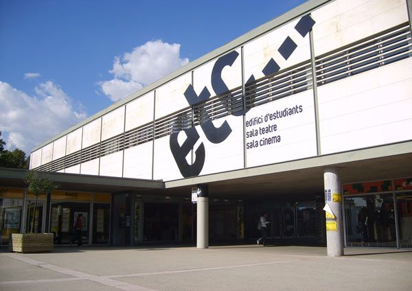 Edifici de la plaça Cívica, amb sala de cinema i teatre, al campus de l'Autònoma. FOTO: UAB