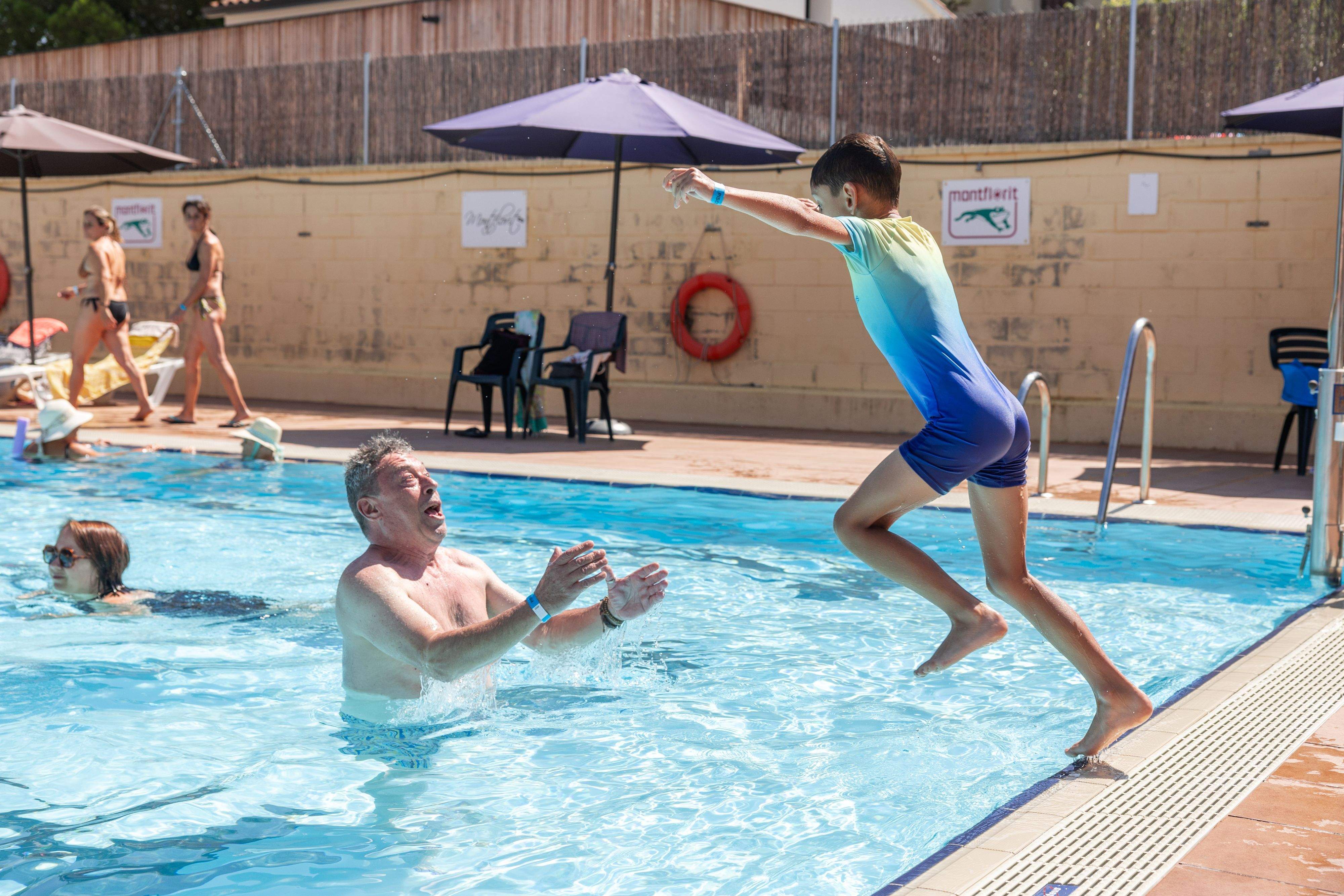 Pare i fill gaudint a la Piscina de Montflorit. Foto: Arnau Padilla
