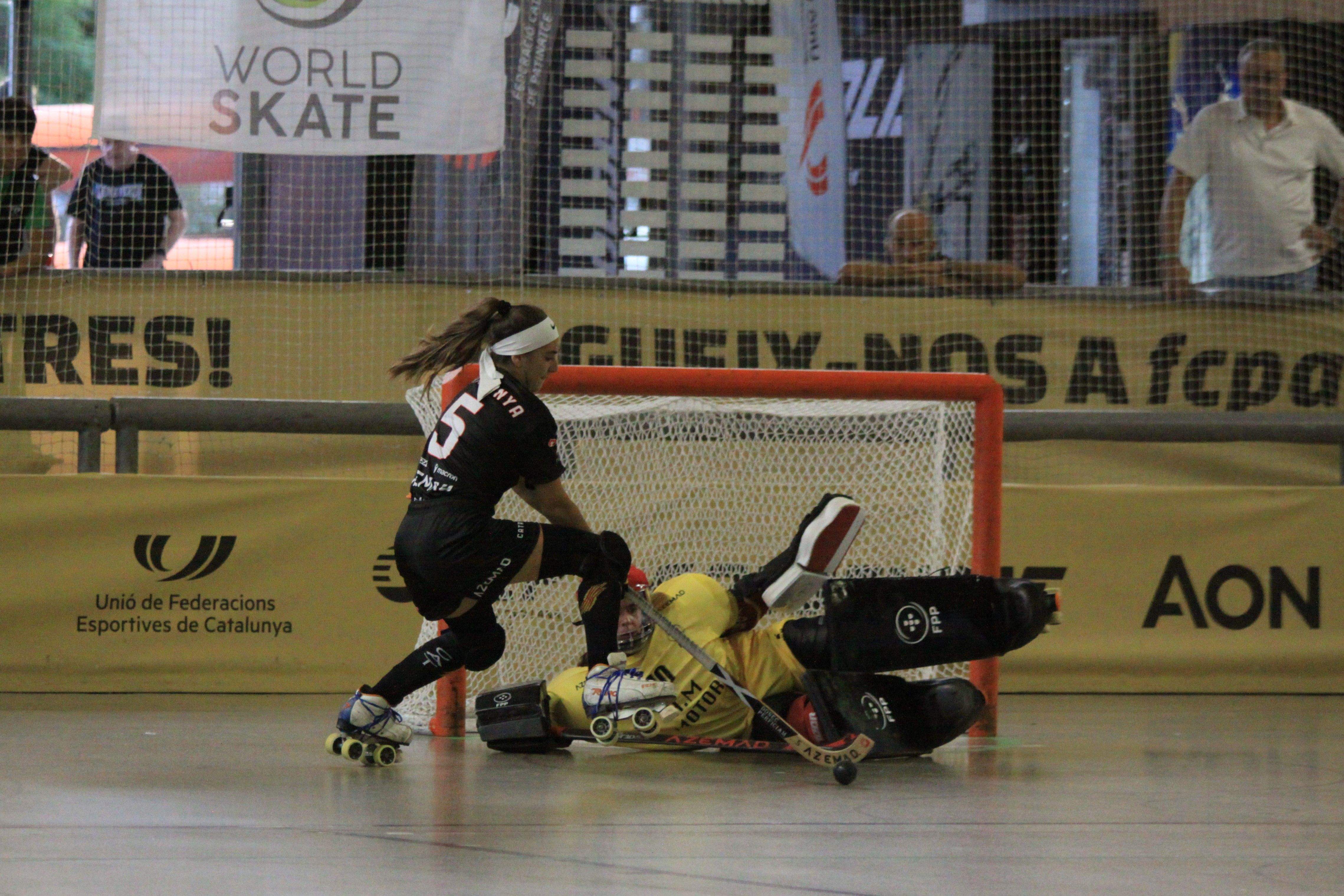 Irene Torres intentant salvar el penal que havia fallat. Foto: Laia Jubany