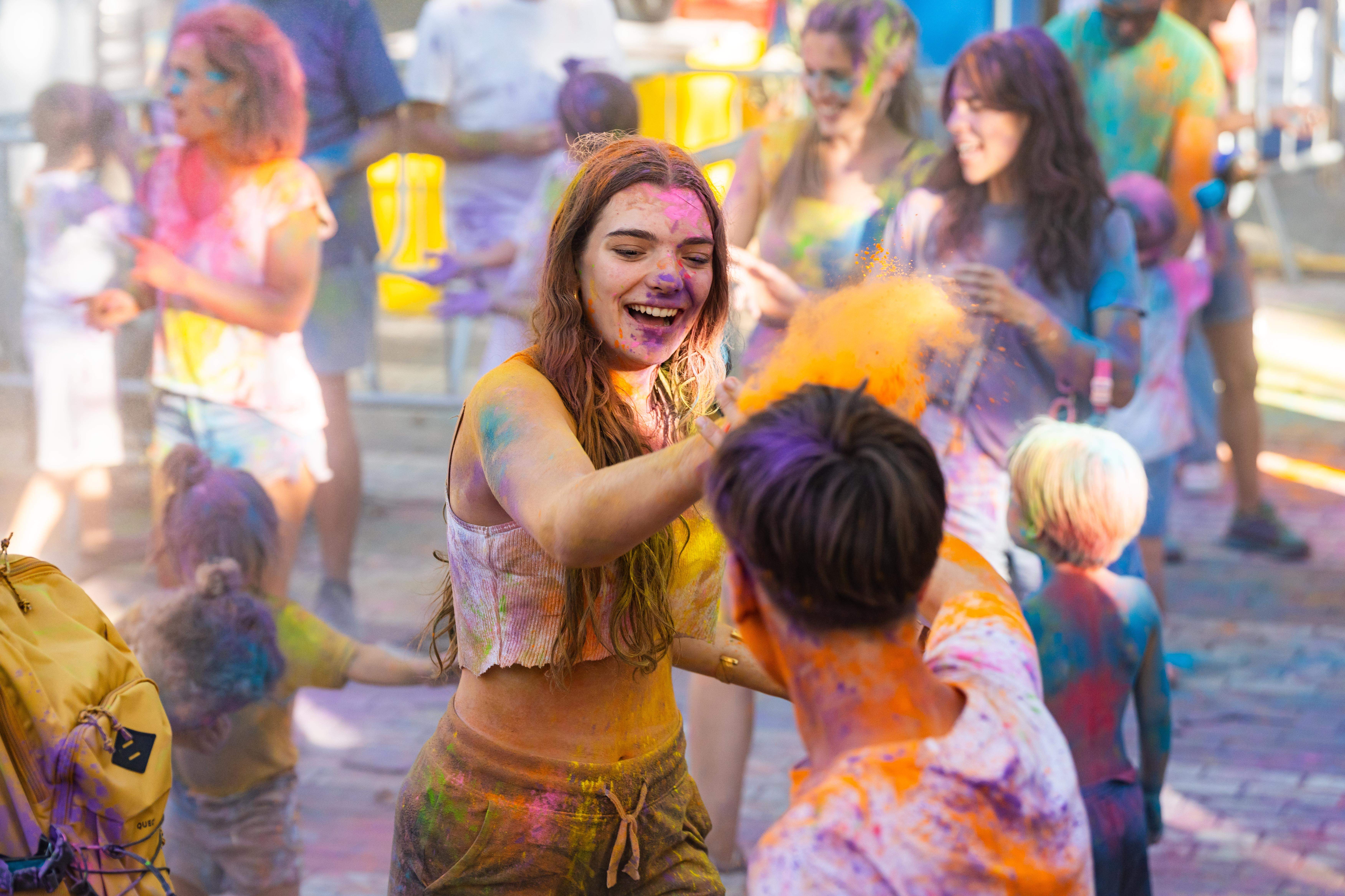 Dos joves es tiren pols de colors al festival Holi de la Festa Major de Bellaterra, en l'edició 2024. FOTO: Albert Trepat (Bellaterra diari) 