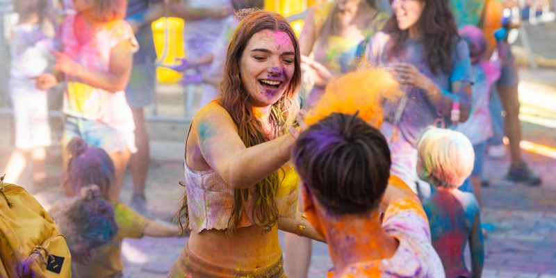 Dos joves es tiren pols de colors al festival Holi de la Festa Major de Bellaterra, en l'edició 2024. FOTO: Albert Trepat (Bellaterra diari) 