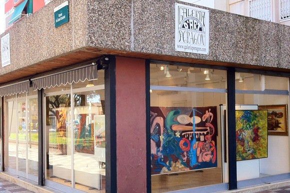 Façana de la Galeria d'Art Peragón, al barri banús