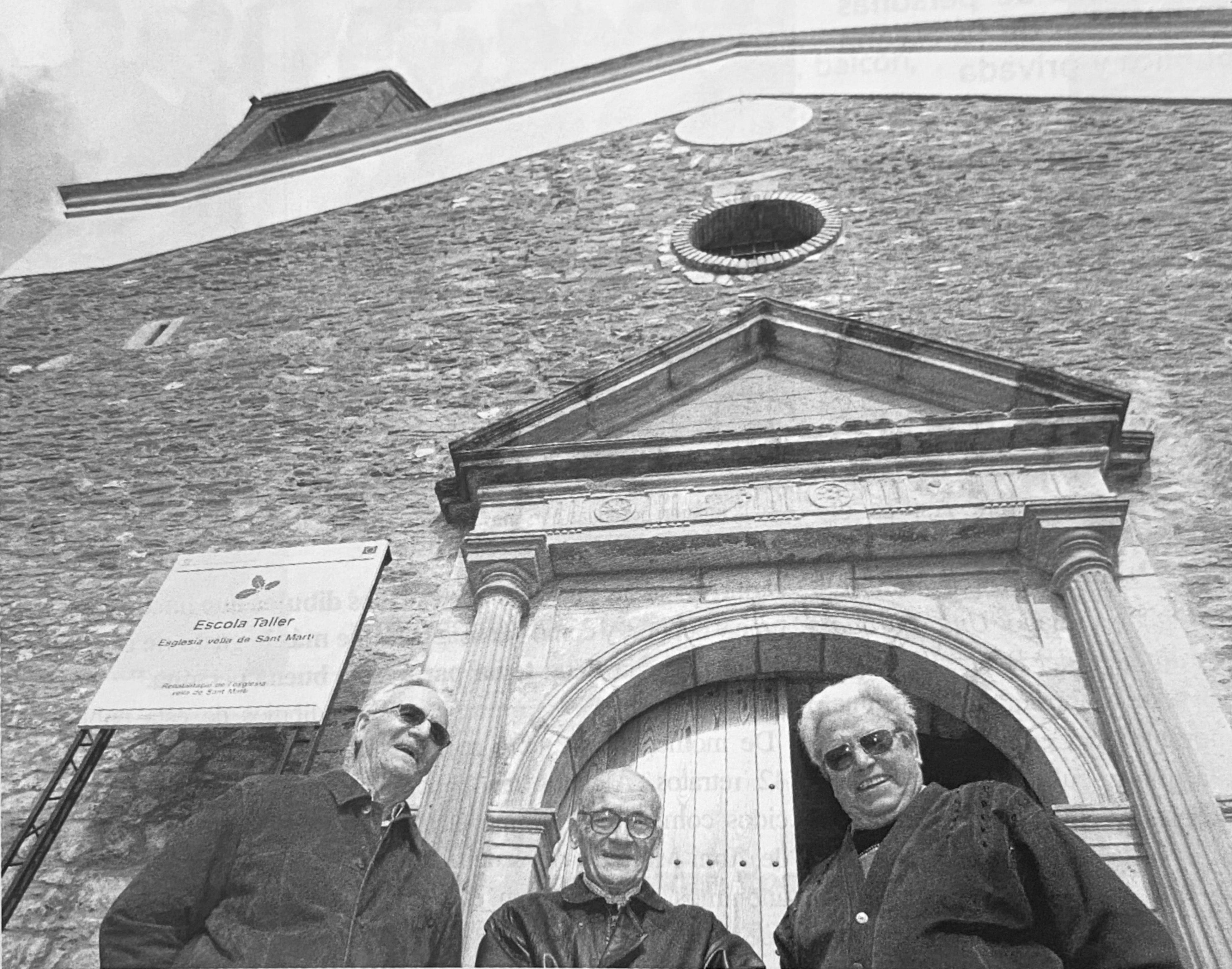 Els germans Josep i Joan Llargués amb el seu cosí Josep, davant de l'església vella. FOTO: Cerdanyola al dia
