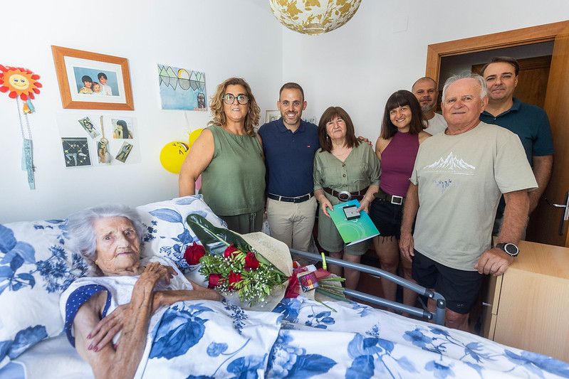 María Jiménez, Pepi Rivera, Carlos Cordón i alguns familiars s'han reunit per celebrar l'ocasió. Foto: Ajuntament