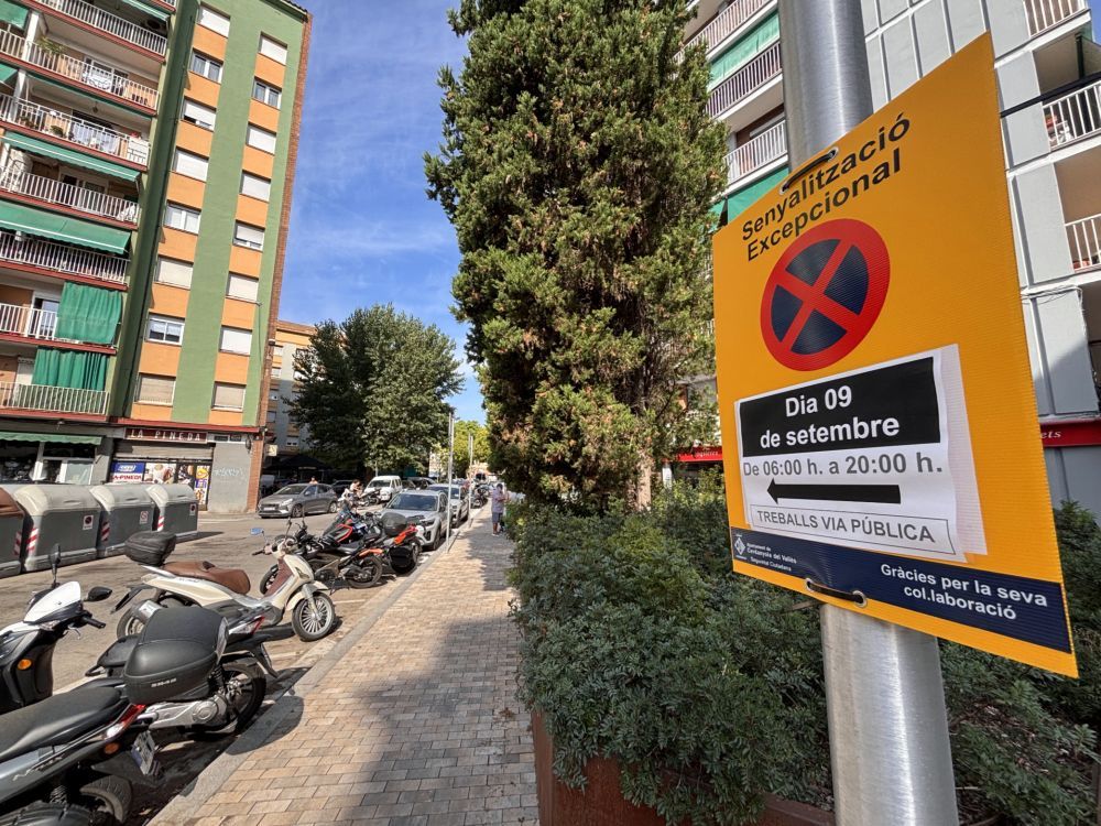Senyals de trànsit anunciant les obres al carrer Pineda, a Les Fontetes. FOTO: Ajuntament. 
