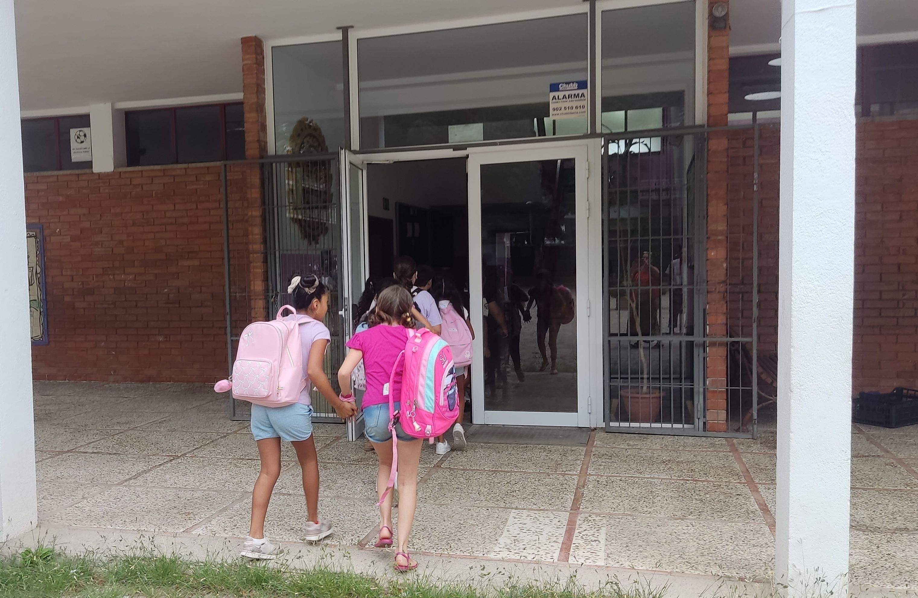 Dues estudiants entren a l'escola de Les Fontetes, ahir, dilluns 8 de setembre, primer dia de la tornada