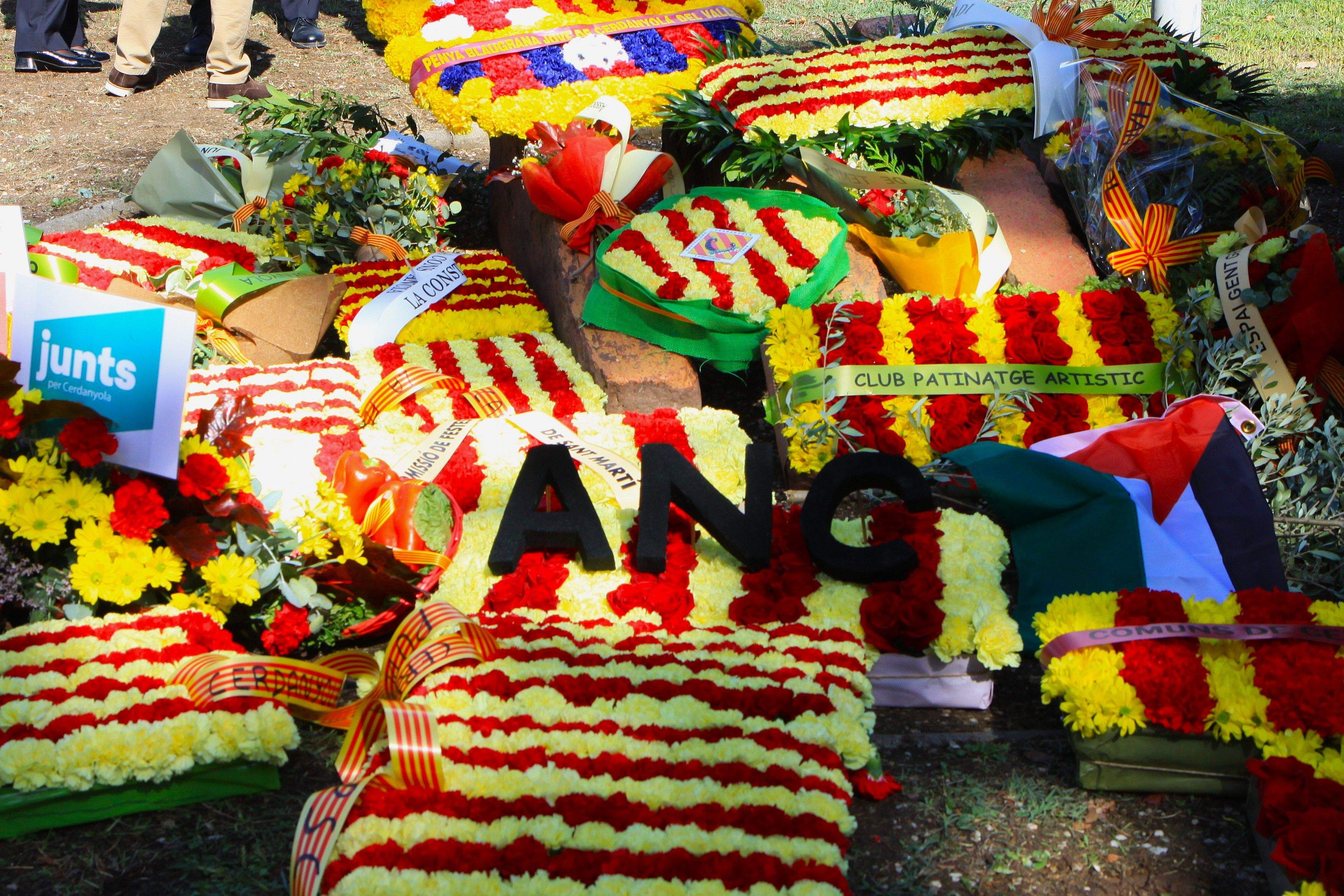 Ofrena floral al monument a les quatre barres. Foto: Laia Jubany