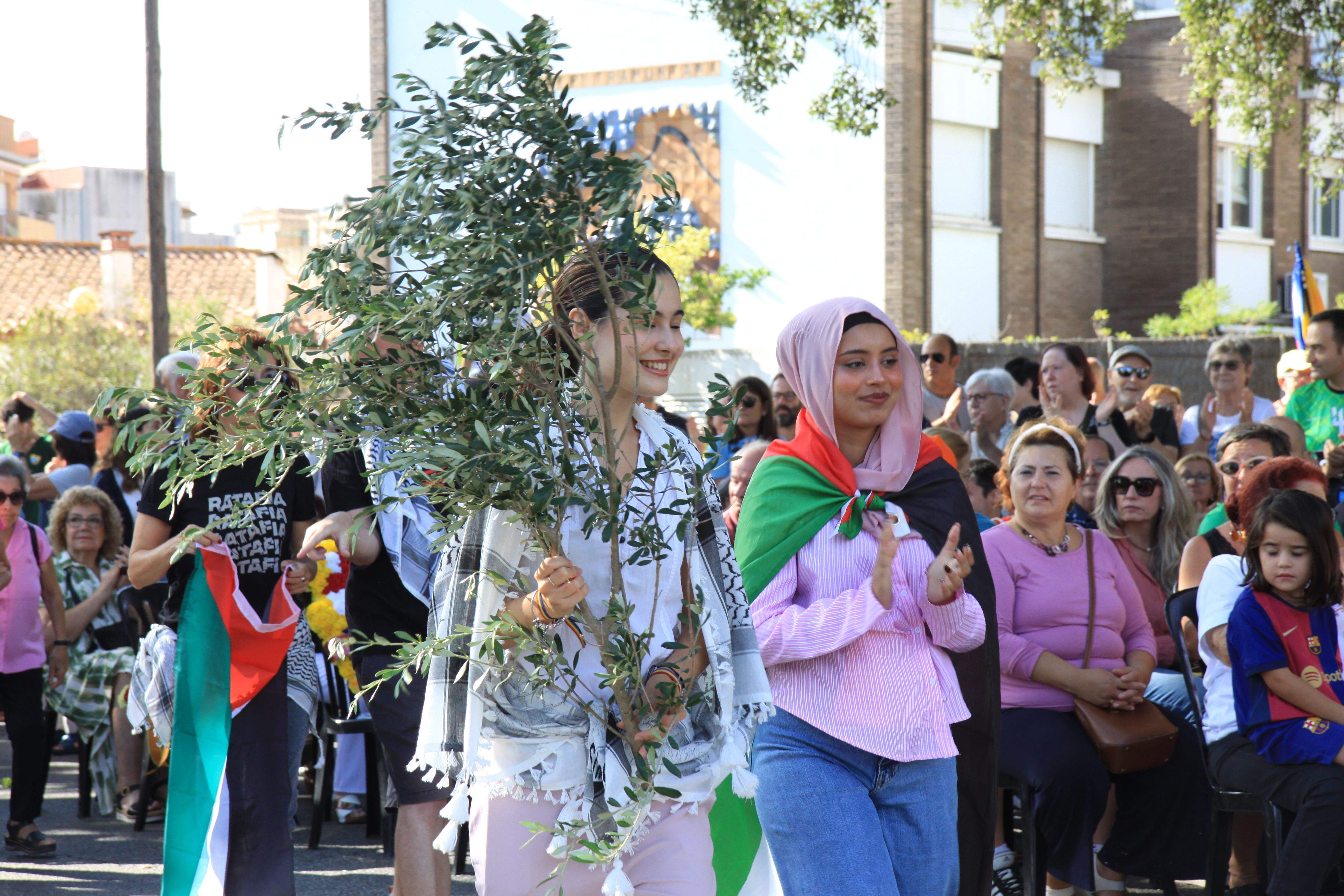 Ofrena floral de Cerdanyola amb Palestina. Foto: Laia Jubany