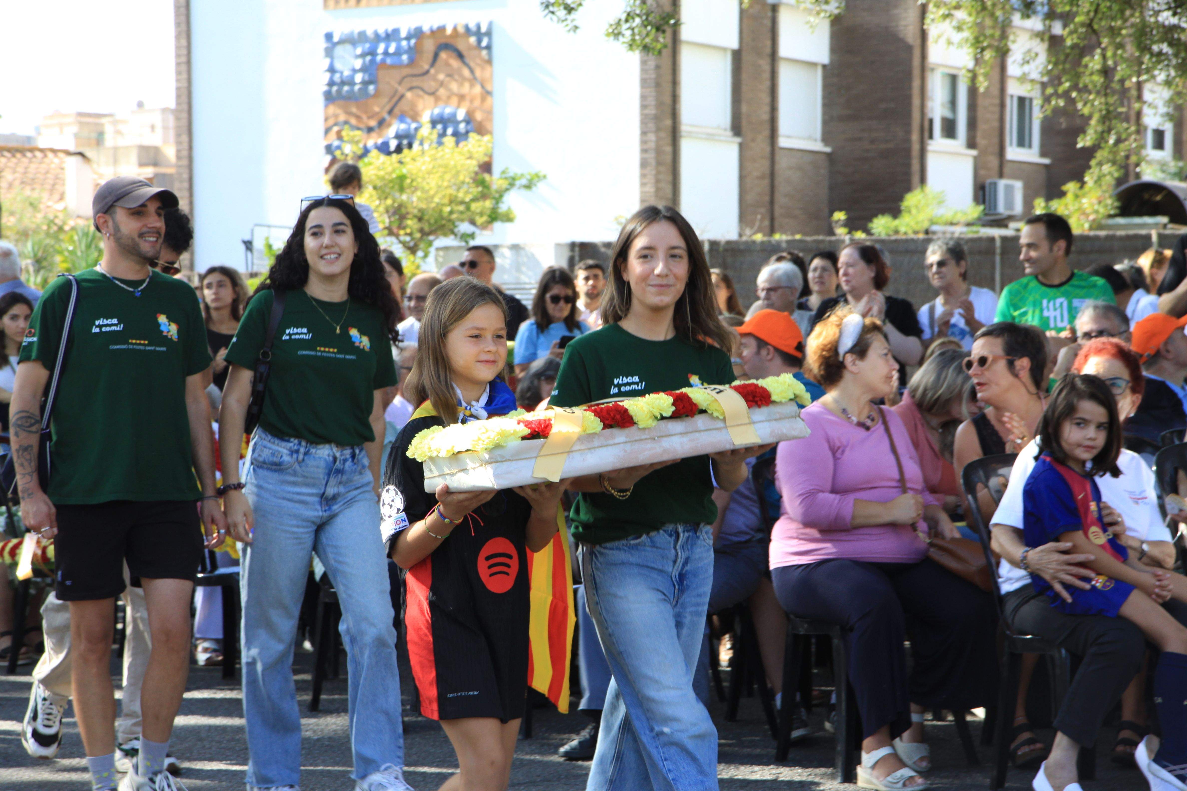 Ofrena floral de la Comissió de festes de Sant Martí. Foto: Laia Jubany