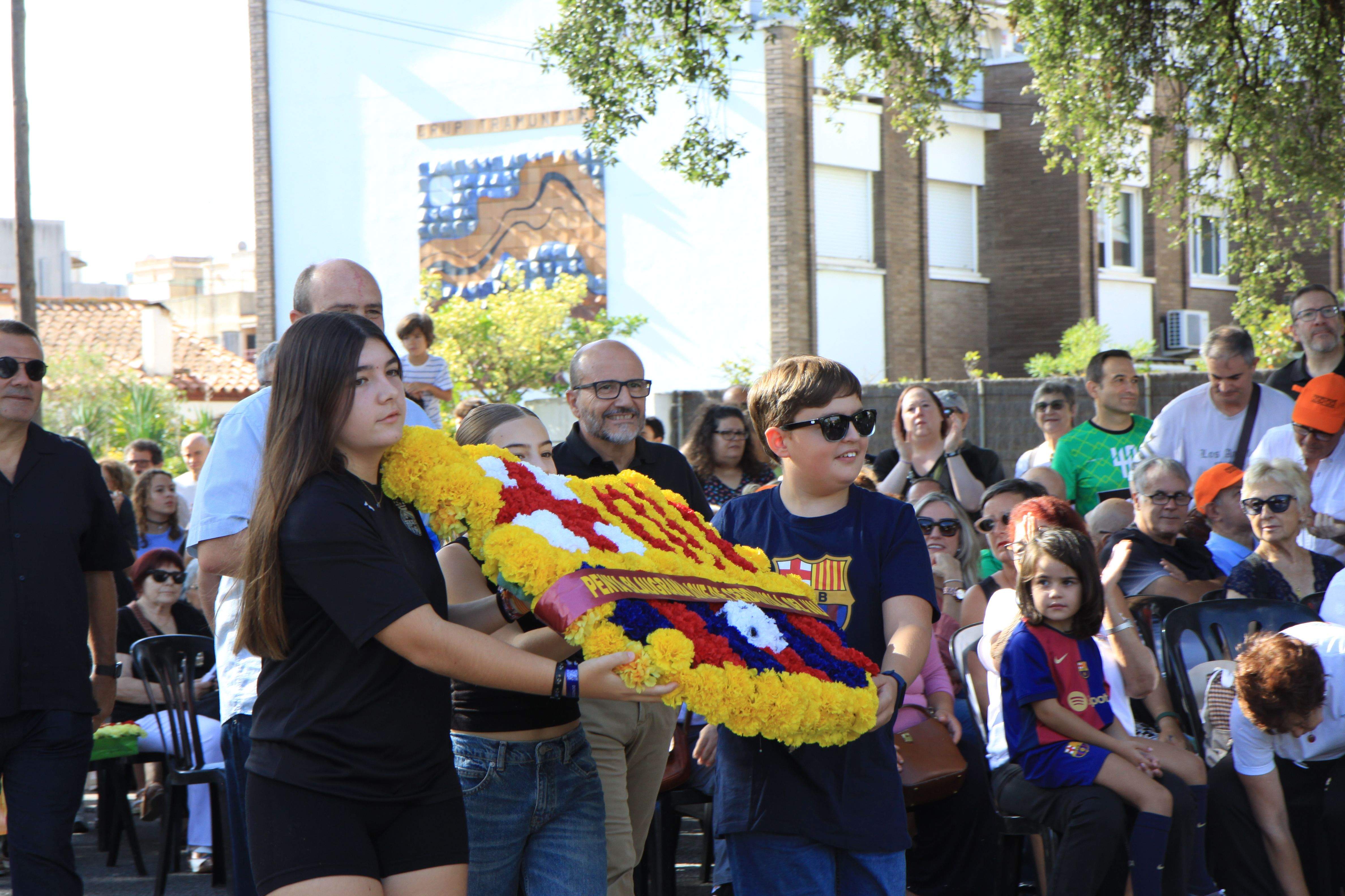 Ofrena floral de la Penya Blaugrana Jove. Foto: Laia Jubany
