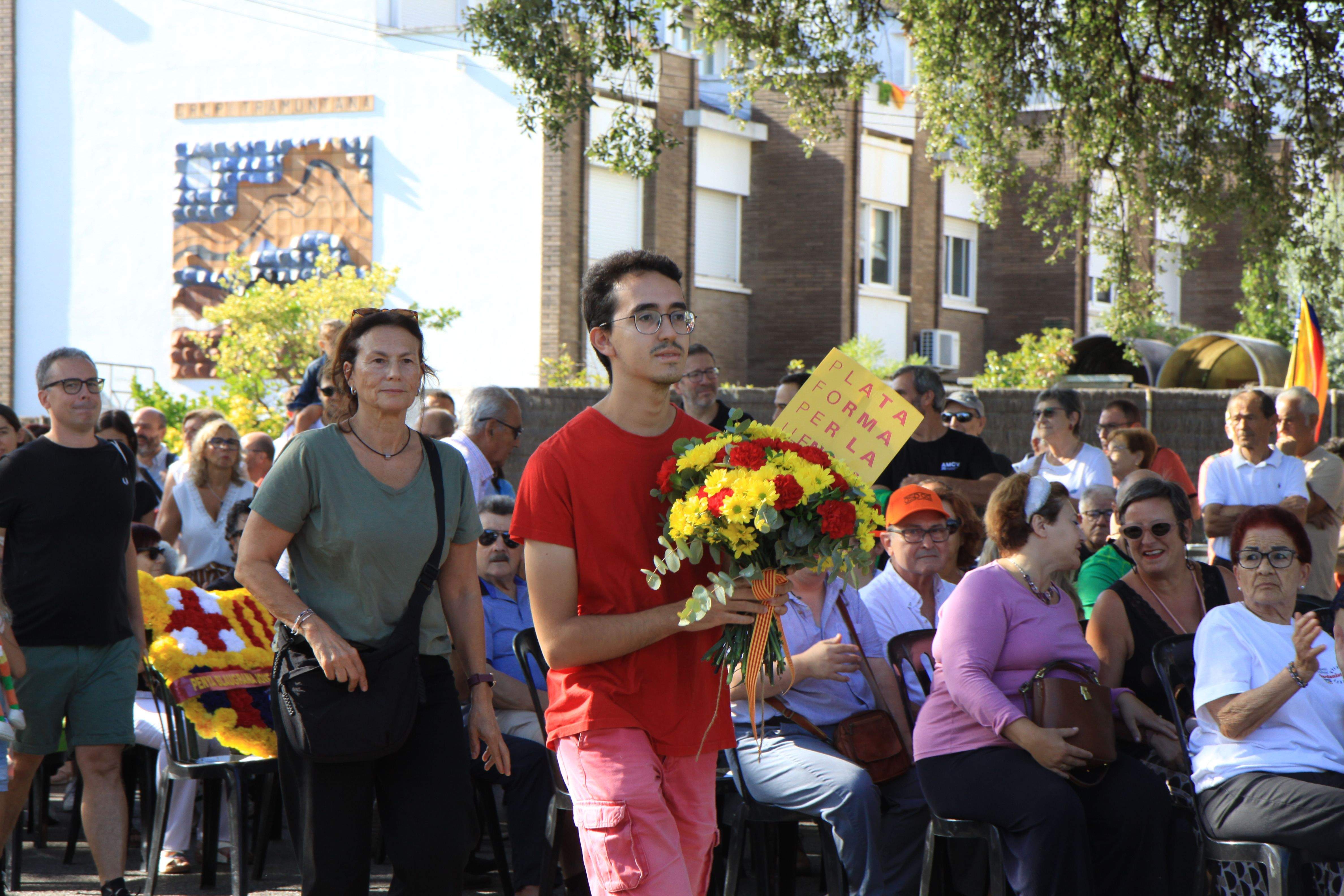 Ofrena floral de la Plataforma per la Llengua. Foto: Laia Jubany