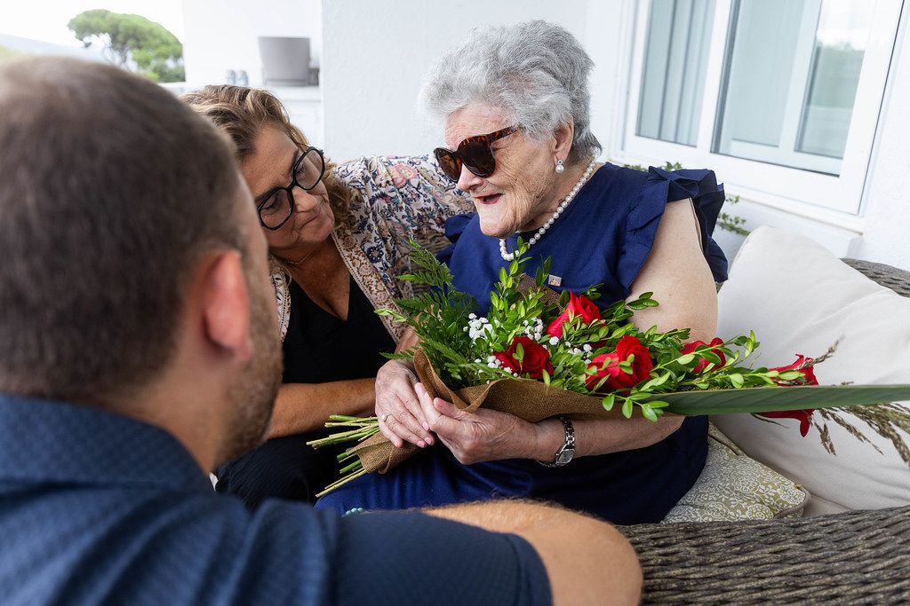 Felipa Andrés ha rebut un ram de flors, un diploma i una insígnia de plata amb l’alzina de Cordelles. Foto: Ajuntament