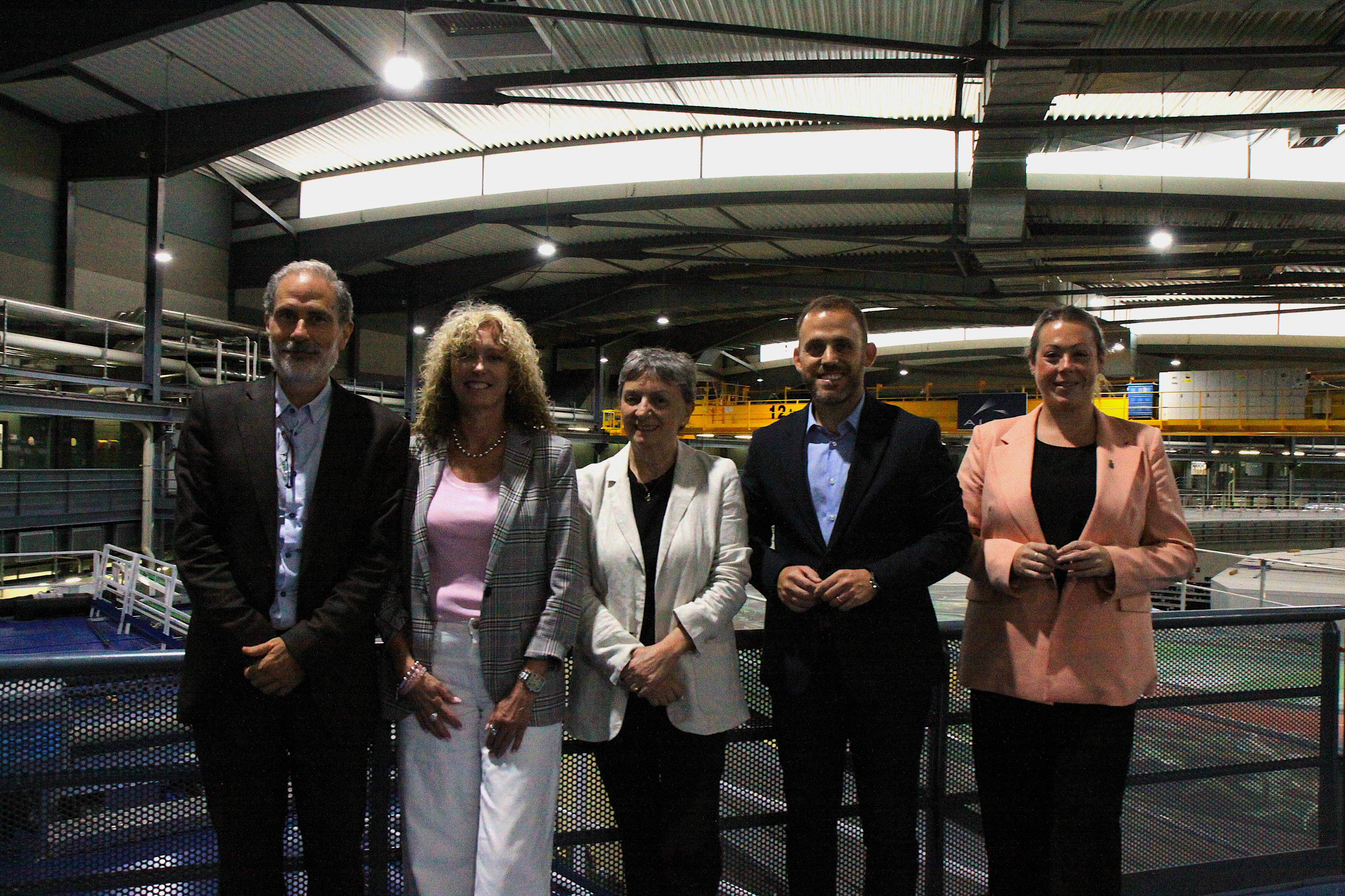 D'esquerra a dreta, Alejandro Sánchez, director de l'Oficina Industrial del sincrotró, Rosa María Sebastián, Caterina Biscari, Carles Cordón i Cristina Padilla. Foto: Laia Jubany