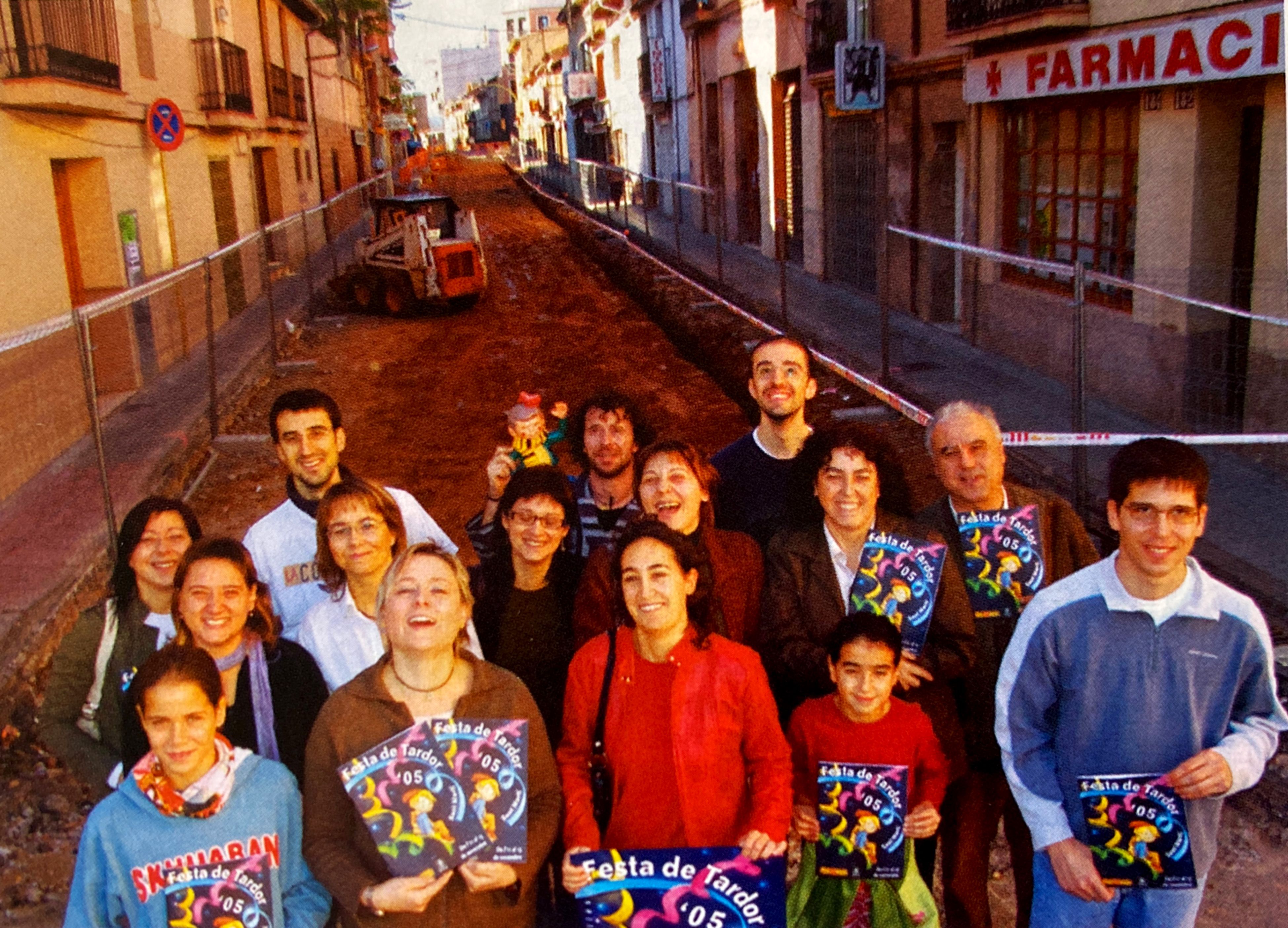 La Comi de la Festa Major de Sant Martí de l'any 2005, fotografiada en un carrer de Sant Ramon en obres. FOTO: Cerdanyola al dia.