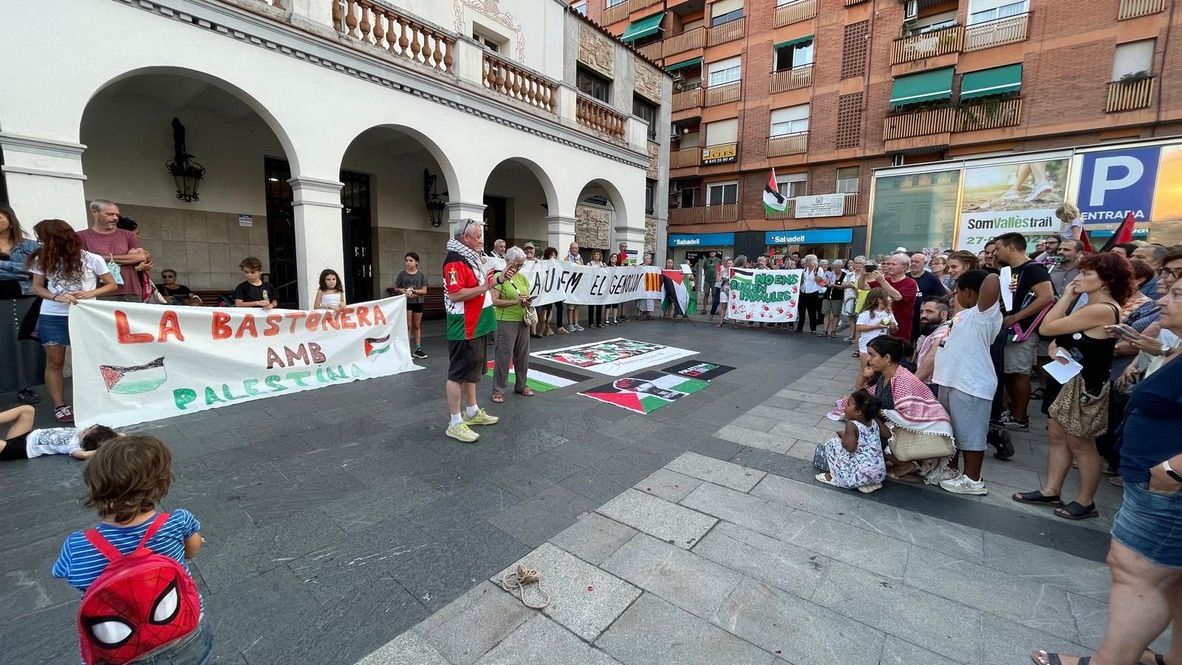 Manifestants davant de la façana de l'Ajuntament. 