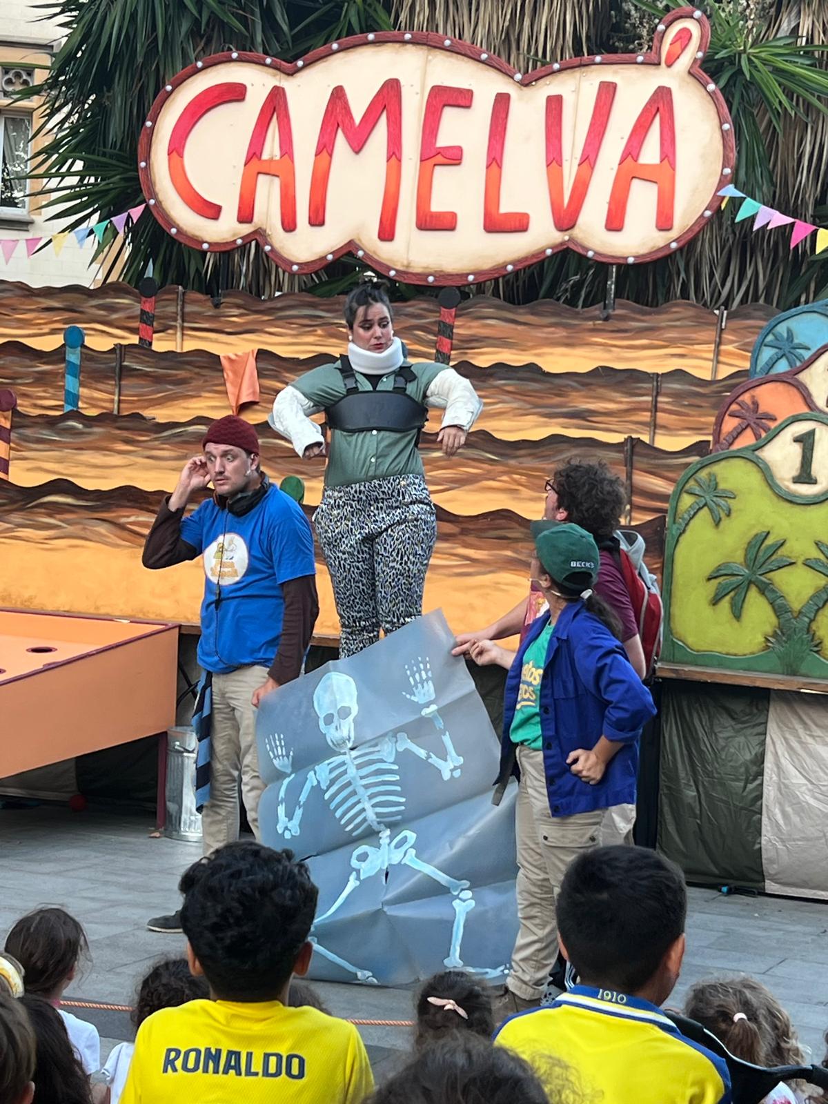 El públic va sortir i va formar part de l'espectacle en l'obertura del FIT, festival.