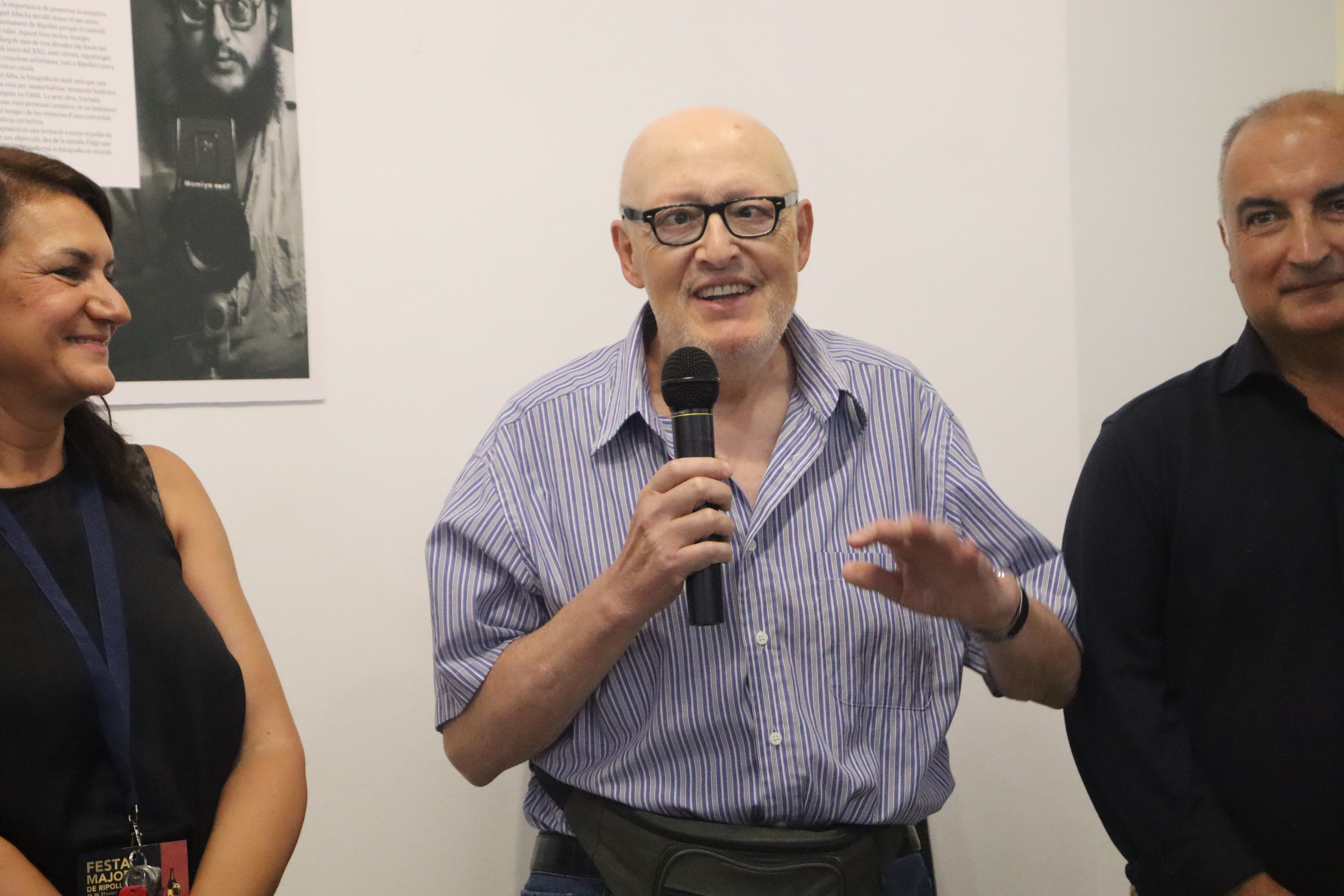 Miquel Alba en la inauguració de l'exposició a Ripollet. FOTO: Marc Mata. 