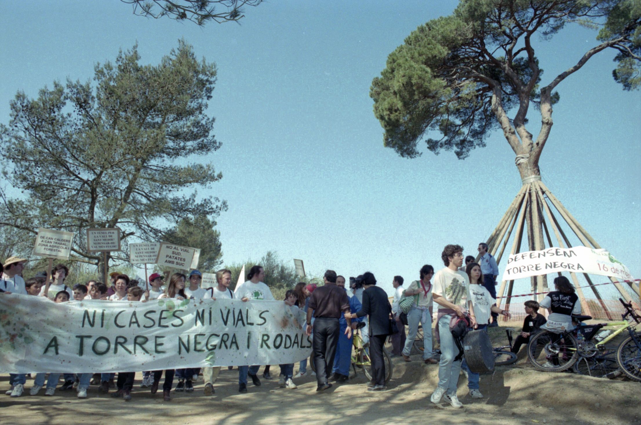 Mobilització en contra de la urbanització de la Torre Negra de Sant Cugat. Foto: Xavier Larrosa (Arxiu)