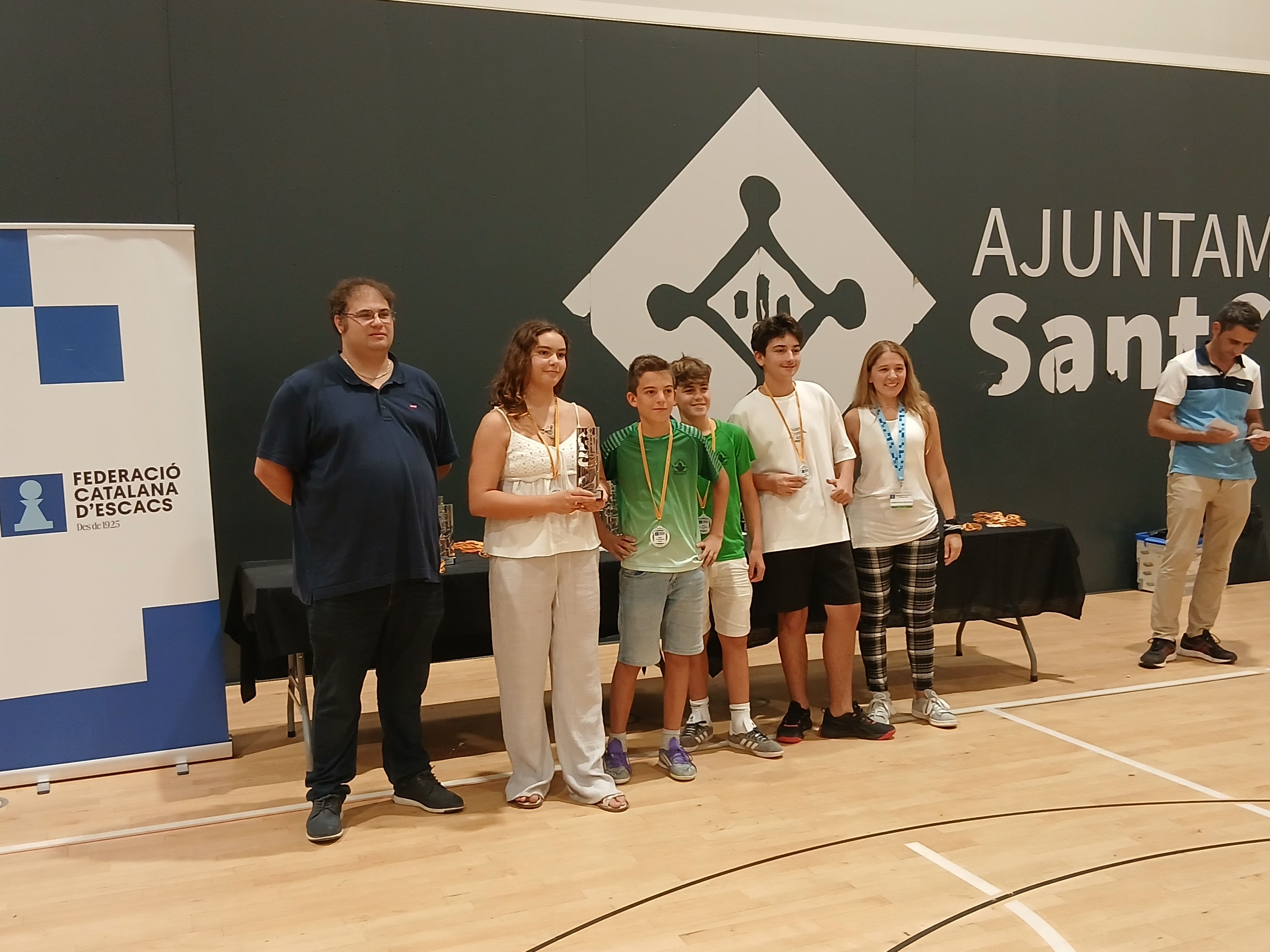 L'equip de sub-14 del Cerdanyola rebent el premi per la tercera posició. Foto: Club d'Escacs Cerdanyola