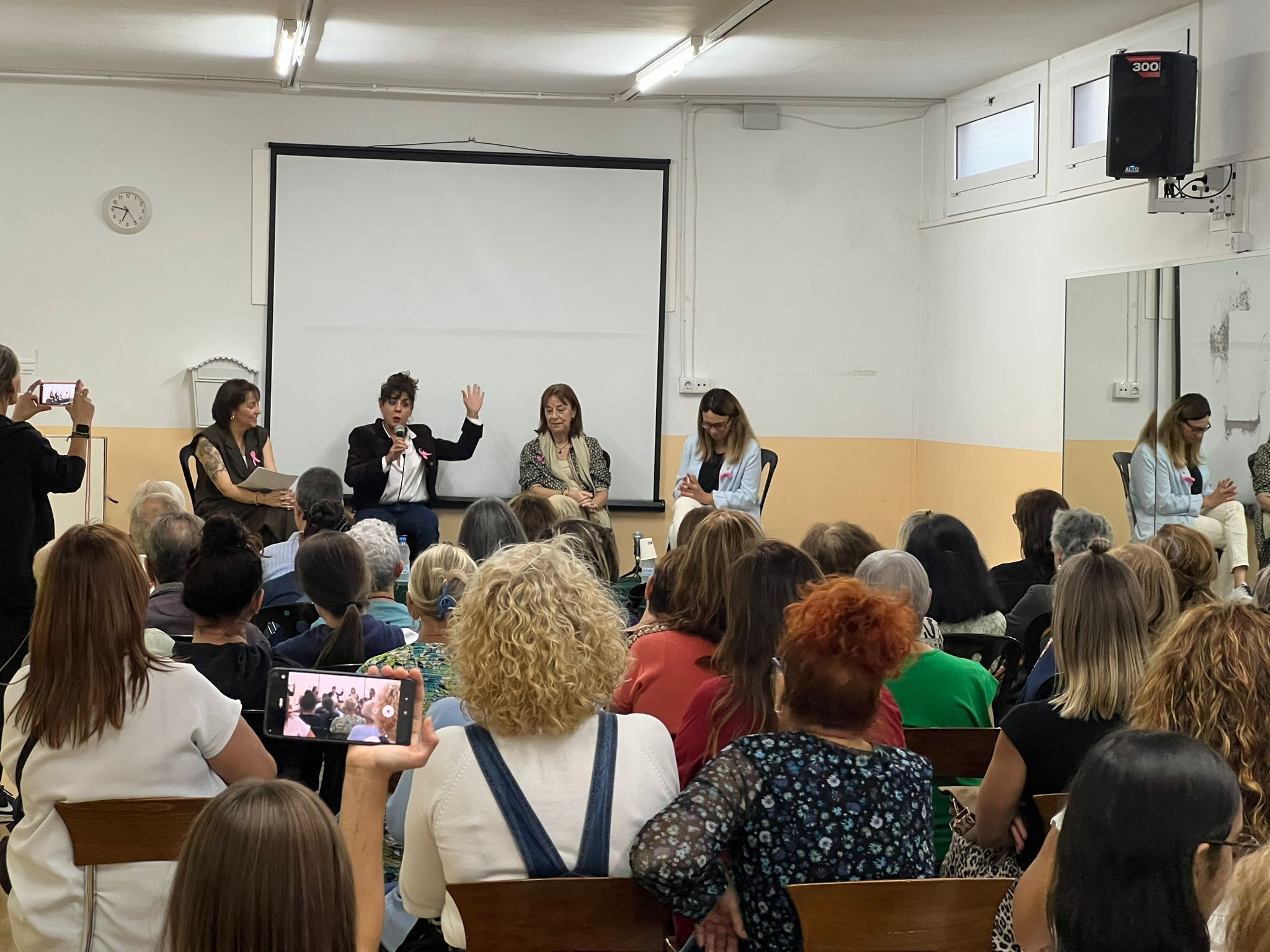 Cristina Medina participa a la xerrada de l'AV Fontetes sobre el càncer. FOTO: Marc Mata