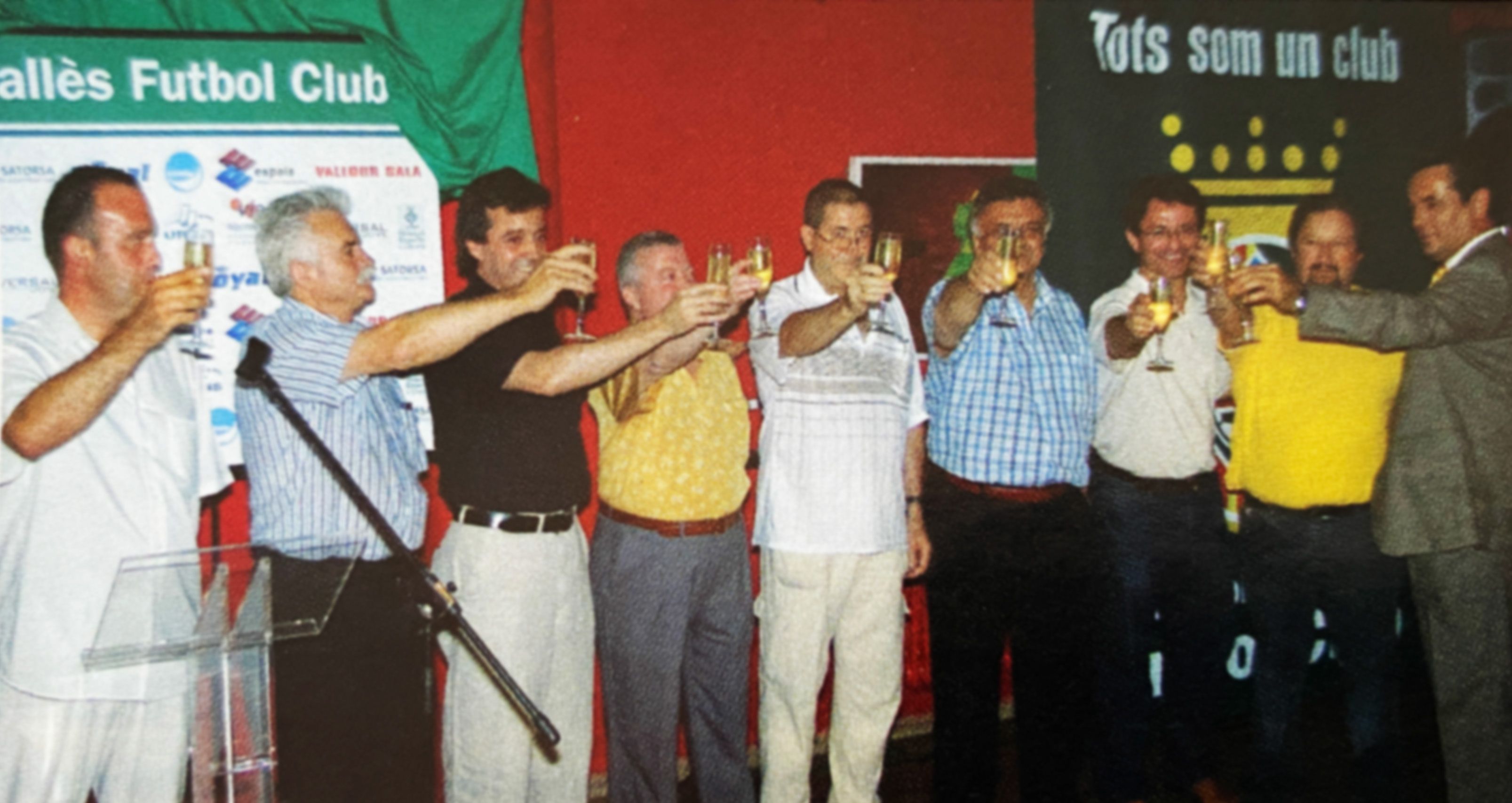 Un brindis per celebrar la fusió dels cinc clubs de futbol, en el Cerdanyola F.C, l'any 2006