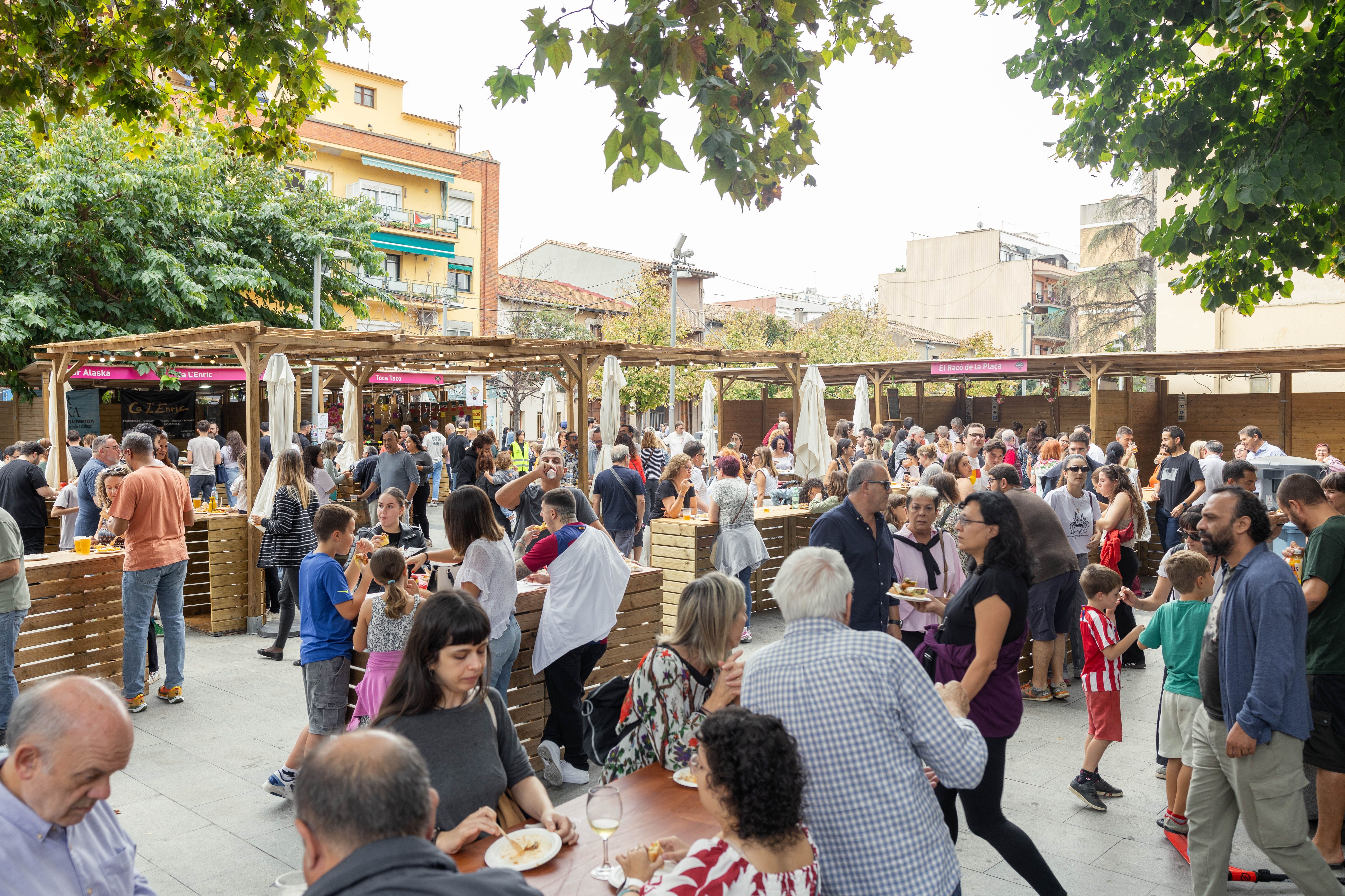 Moments de degustació en família i amb amics al VII Tast de Cuina Mediterrània. FOTO: Arnau Padilla