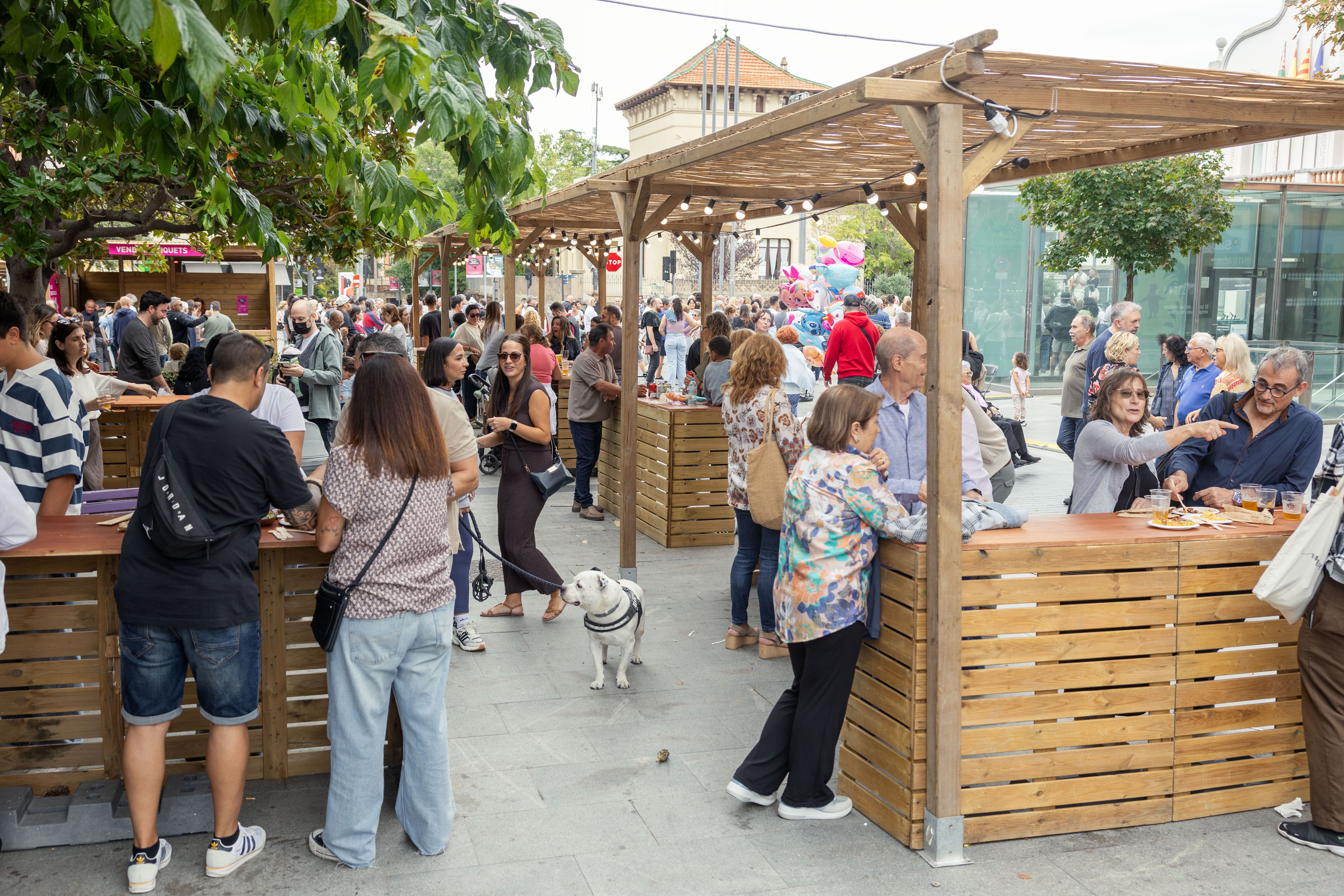 Moments de degustació en família i amb amics al VII Tast de Cuina Mediterrània. FOTO: Arnau Padilla