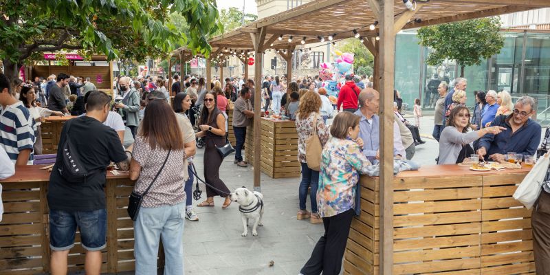 Moments de degustació en família i amb amics al VII Tast de Cuina Mediterrània. FOTO: Arnau Padilla