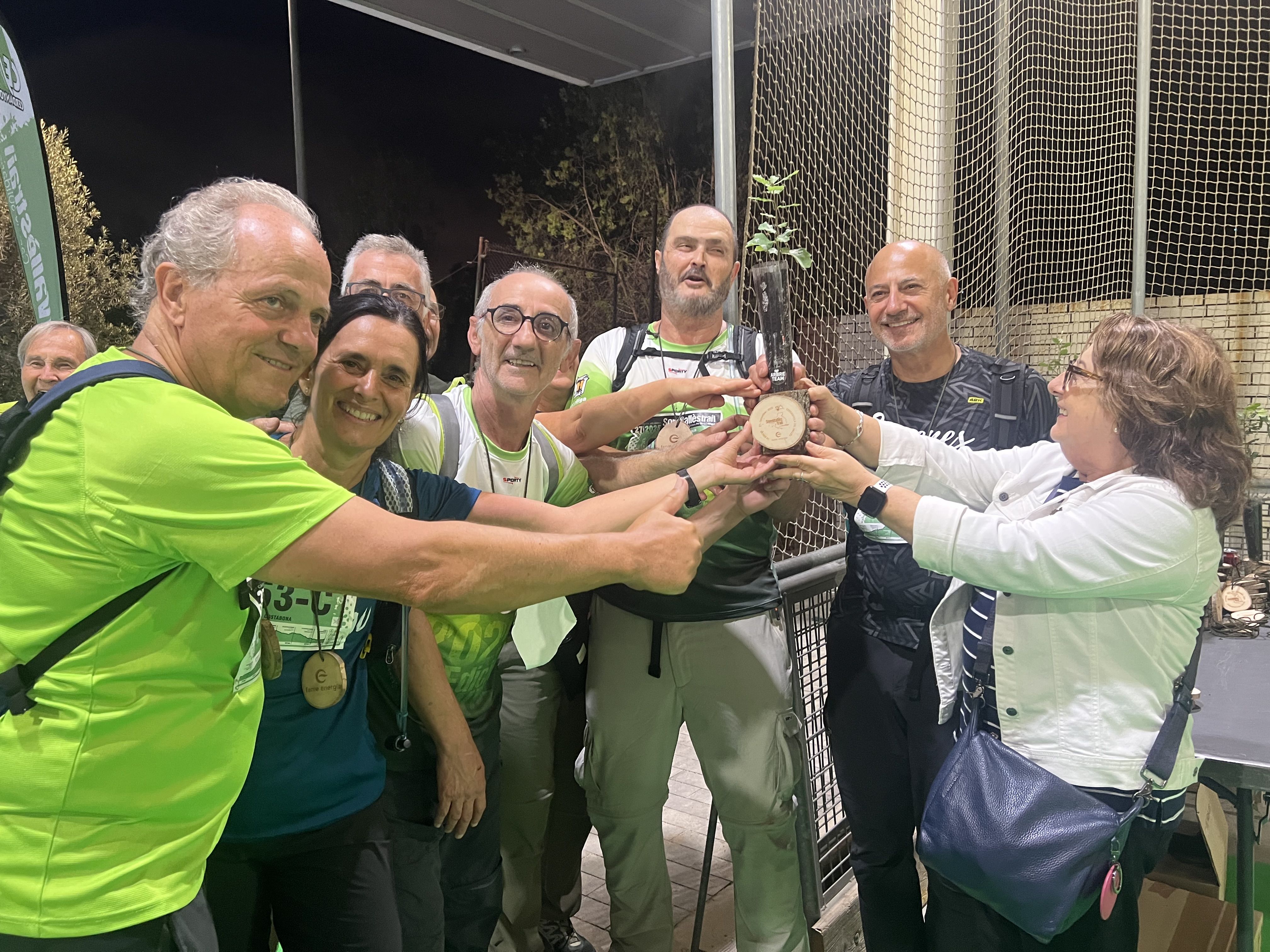 L'equip guanyador rebent el trofeu de la victòria. Foto: Marc Mata
