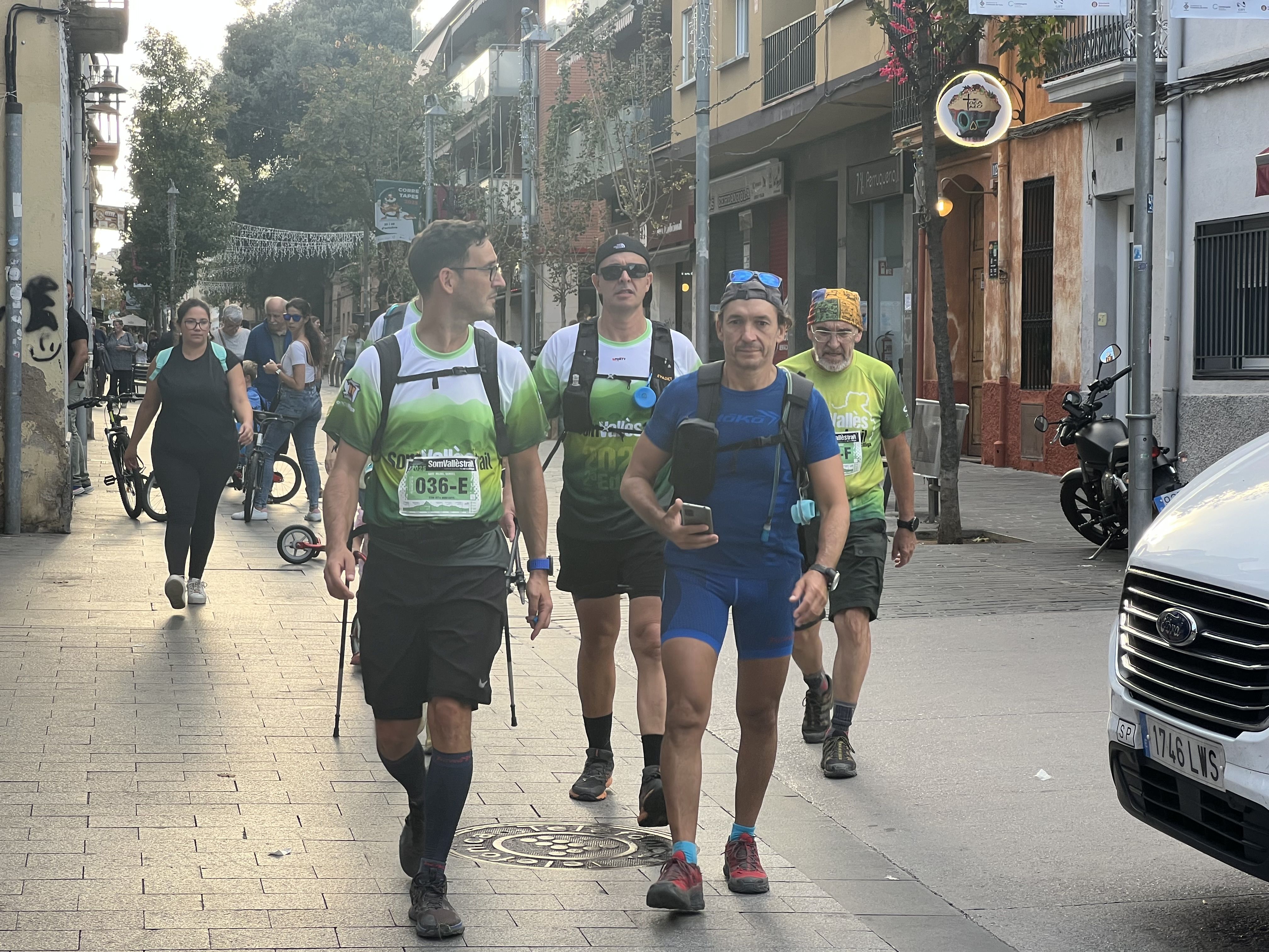 Corredors passant pel centre de la ciutat camí a la meta. Foto: Marc Mata