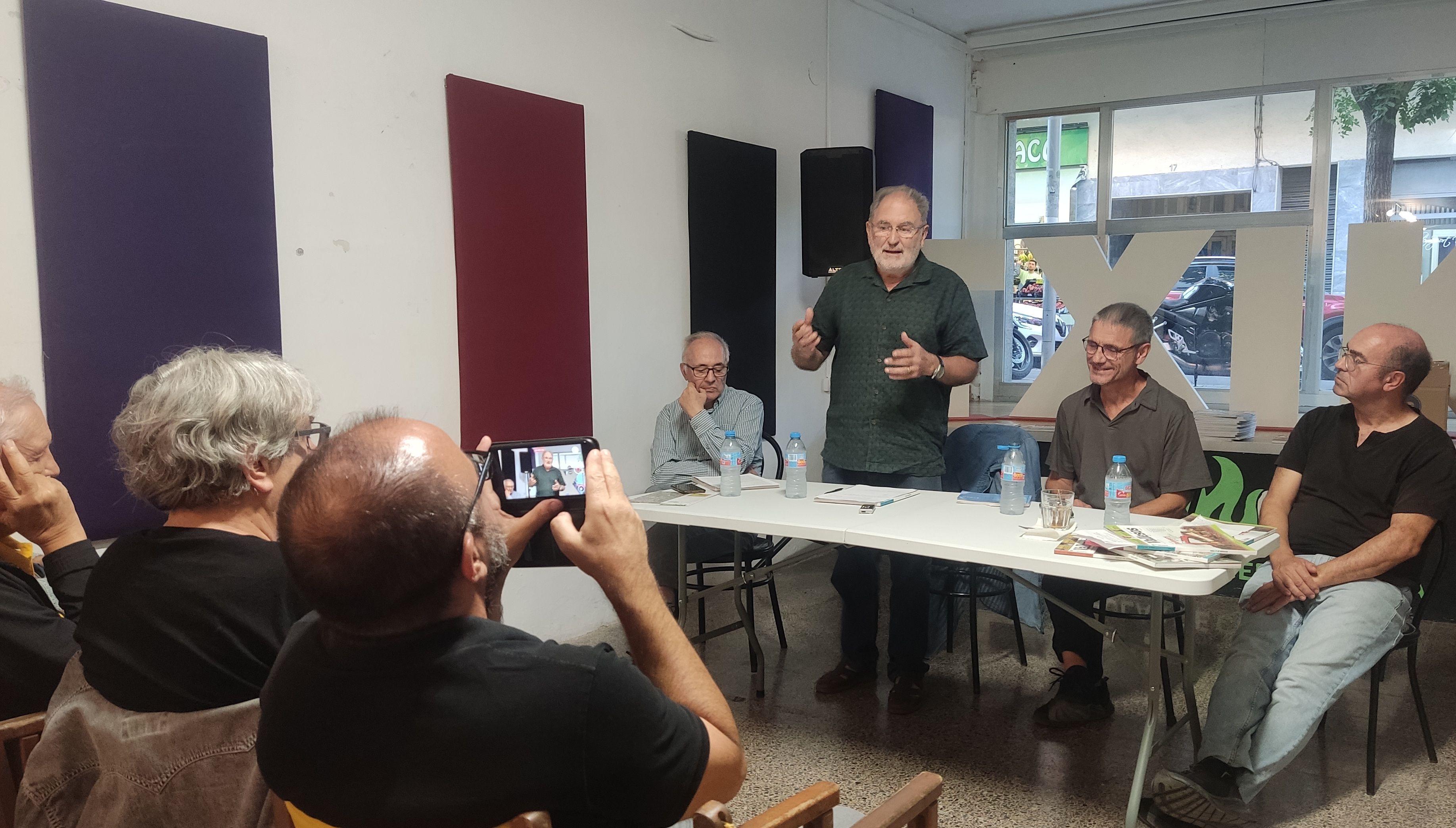 Intervenció de l'escriptor Isidre Grau, del qual enguany es commemora el 80 aniversari, a l'acte de Vallesos. FOTO: Judit Josa Intervenció de l'escriptor Isidre Grau, del qual enguany es commemora el 80 aniversari, a l'acte de Vallesos. FOTO: Judit Josa