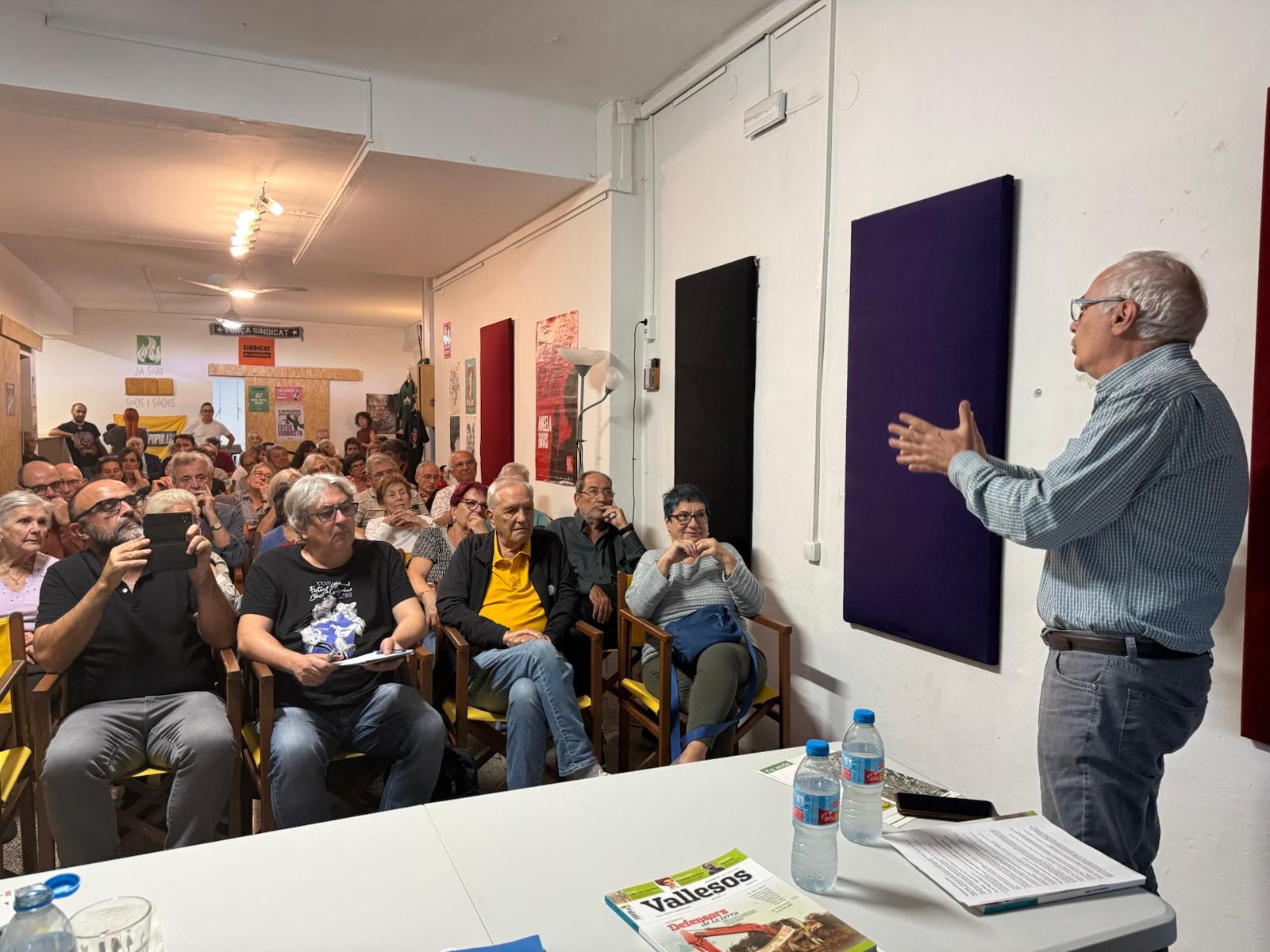 Intervenció d'Angel Gastón, en l'acte de presentació de la revista Vallesos. FOTO: Cedida.