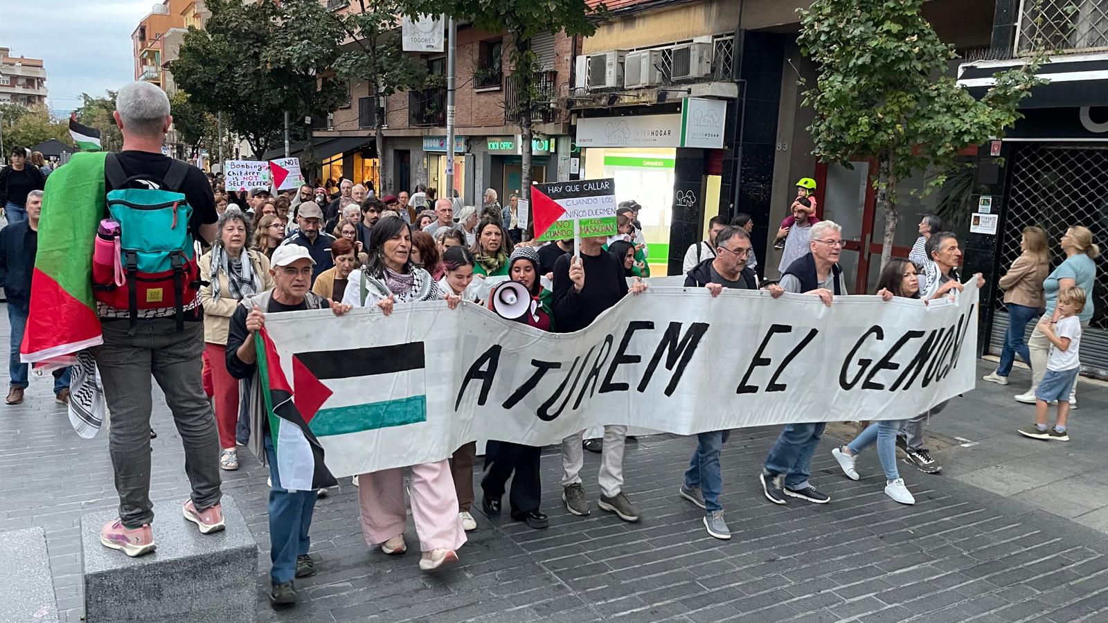 La manifestació reclamant aturar el Genocidi, passant ahir pel carrer de Sant Ramon. FOTO: Cerdanyola amb Palestina. 