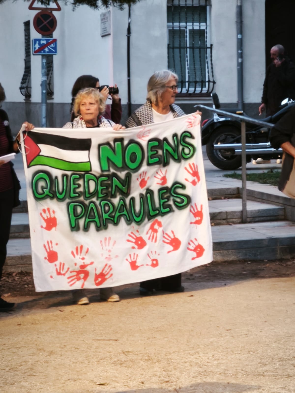 Dues manifestants amb una pancarta que expressa l'horror. FOTO: Cerdanyola amb Palestina