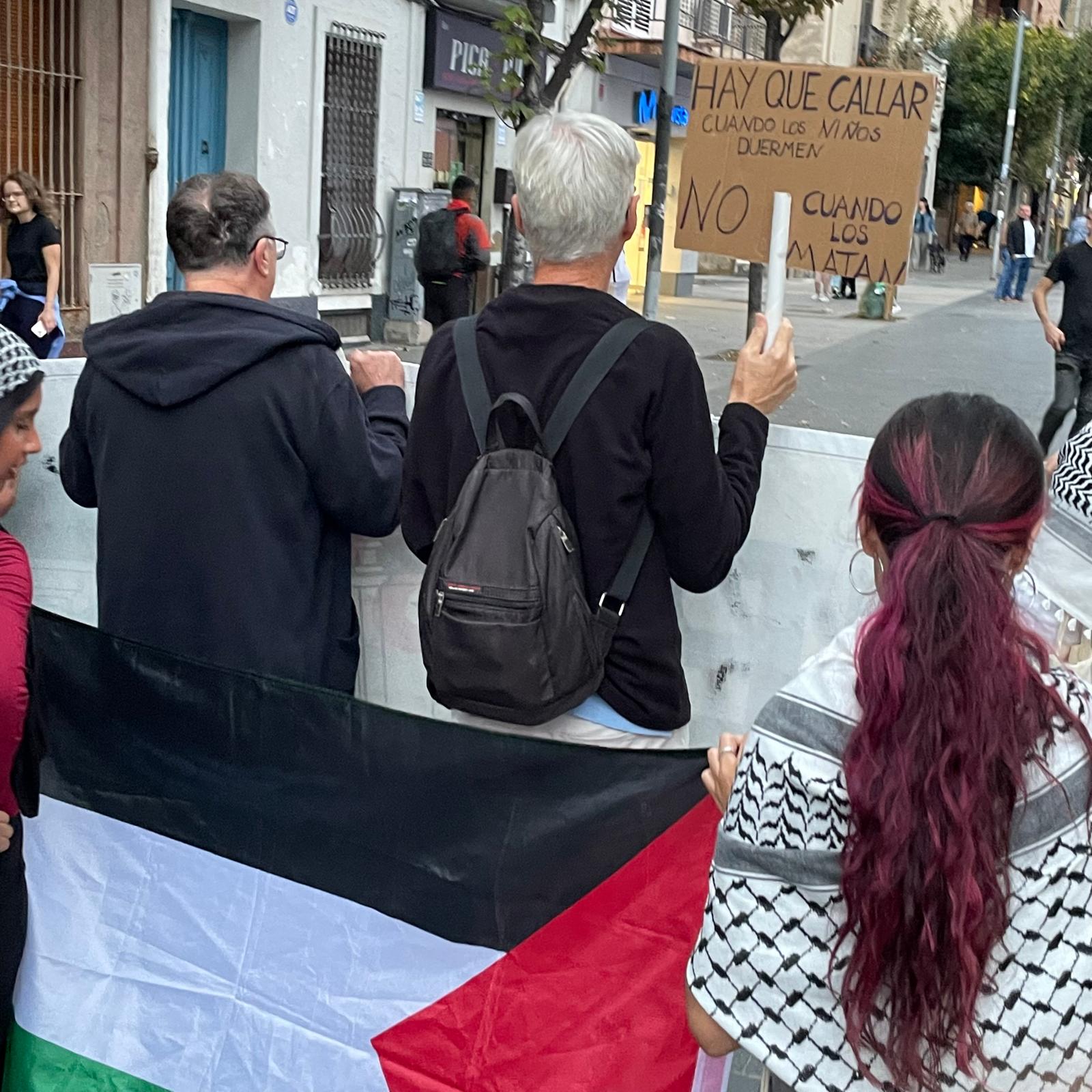 Manifestants amb pancartes i amb la bandera palestina. FOTO: Cerdanyola amb Paletina