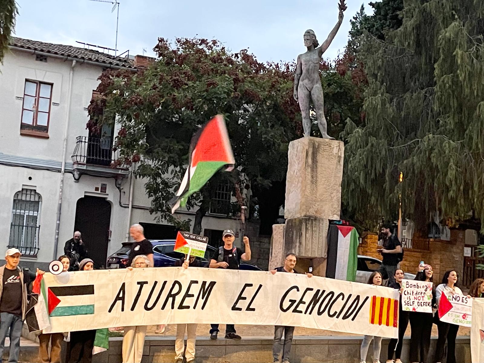 El monument a la República de Salvador Mañosa amb pancartes i banderes. FOTO: Cerdanyola amb Palestina. 