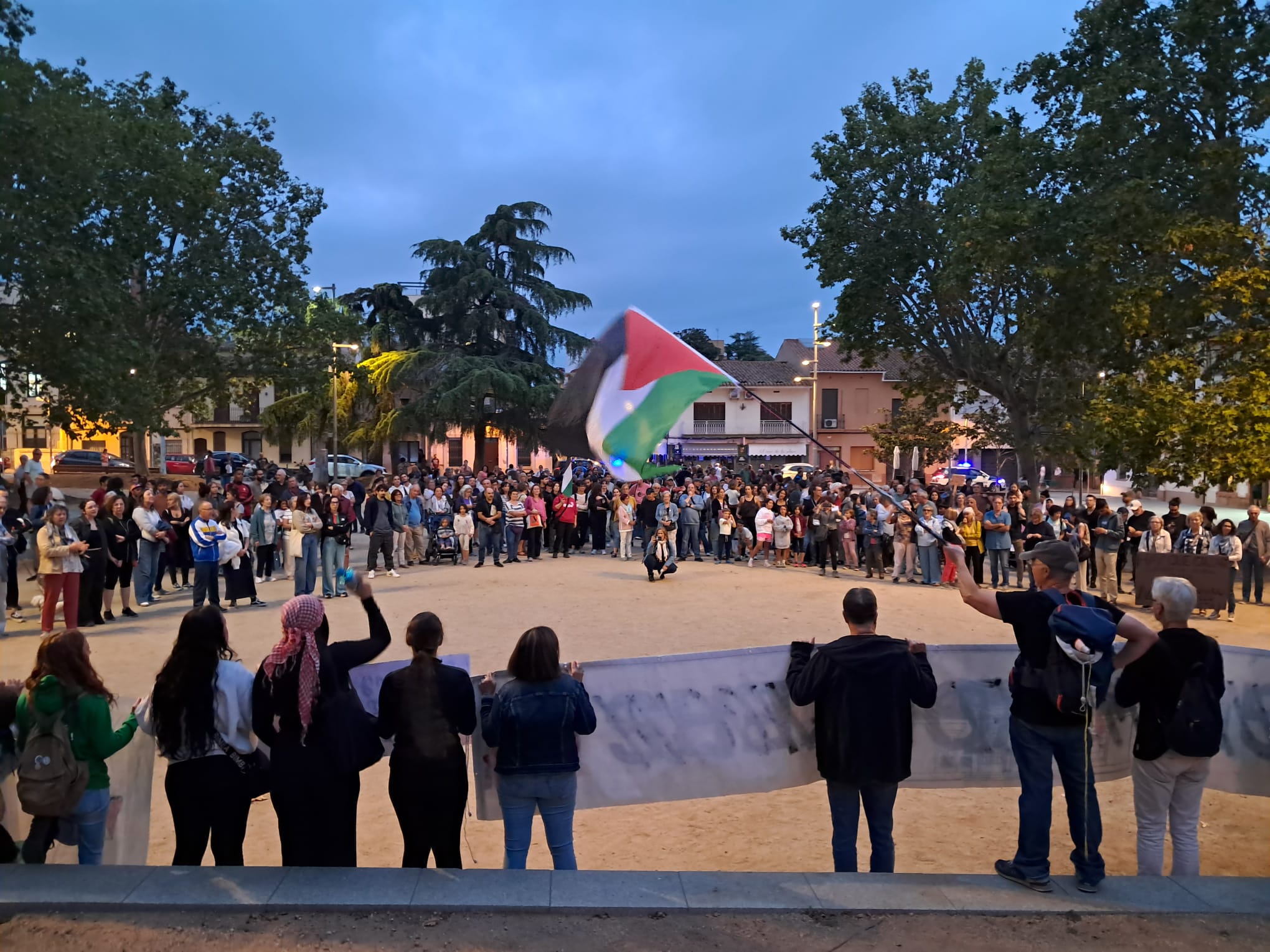 Concentració a la plaça de Sant Ramon, on va finalitzar la manifestació de dijous. FOTO: Cerdanyola amb Palestina.