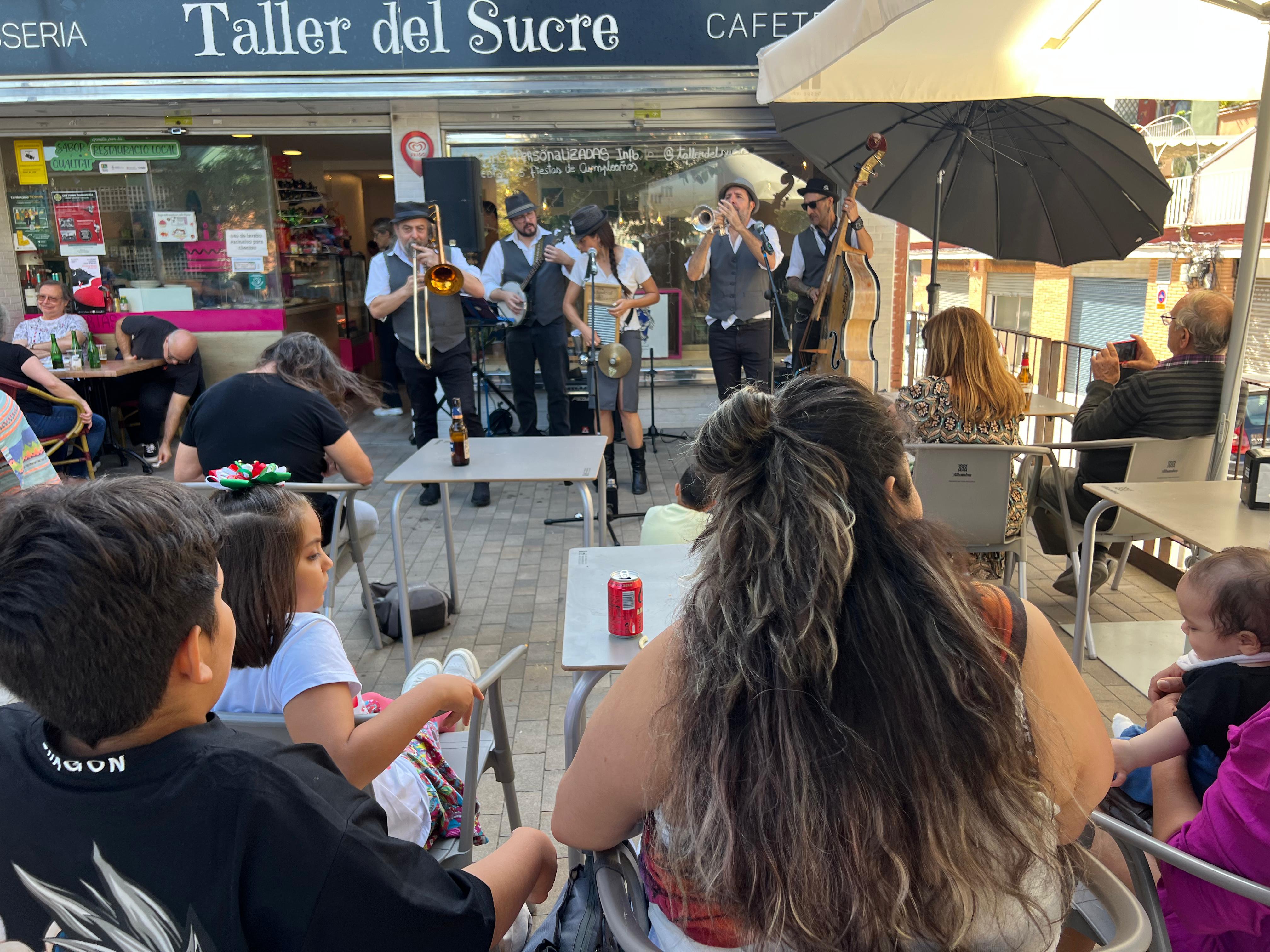 Música en directe mentre es fa el vermut, a Les Fontetes. FOTO: Marc Mata 
