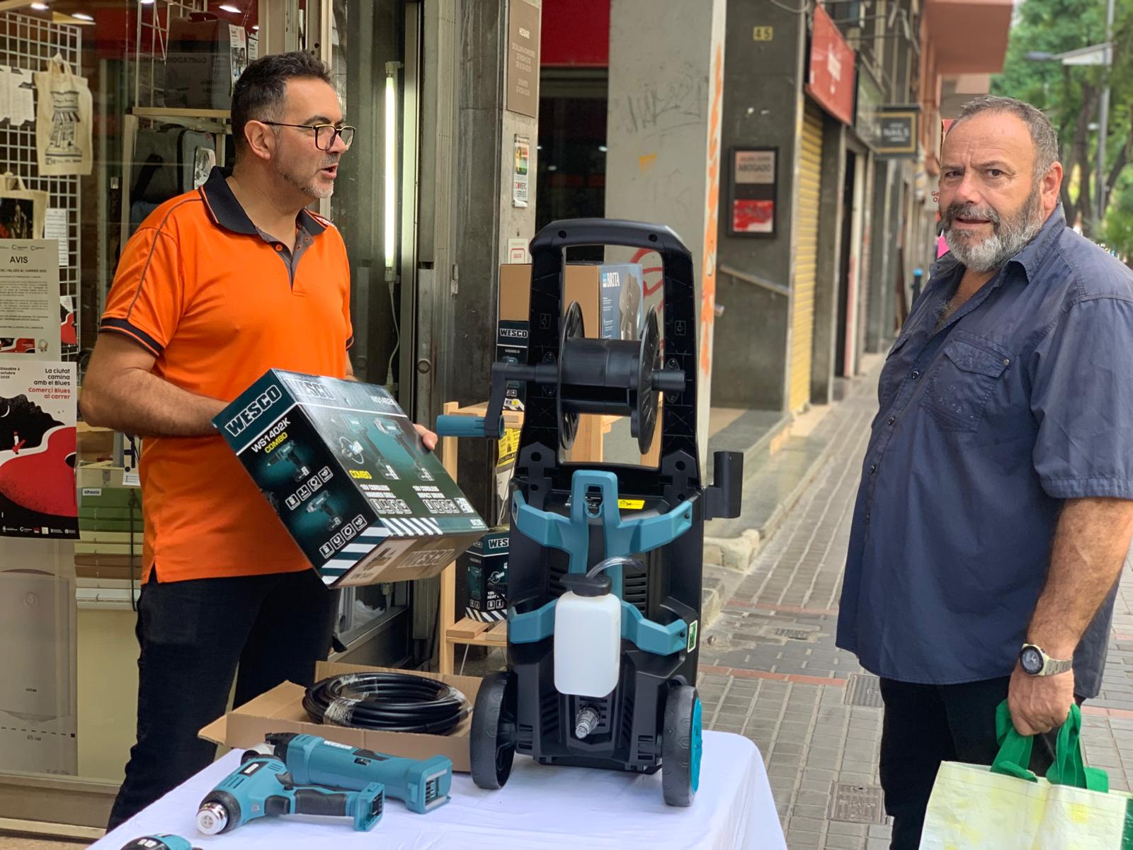 El comerç de l'Avinguda Catalunya se suma al Blues. FOTO: Judit Josa