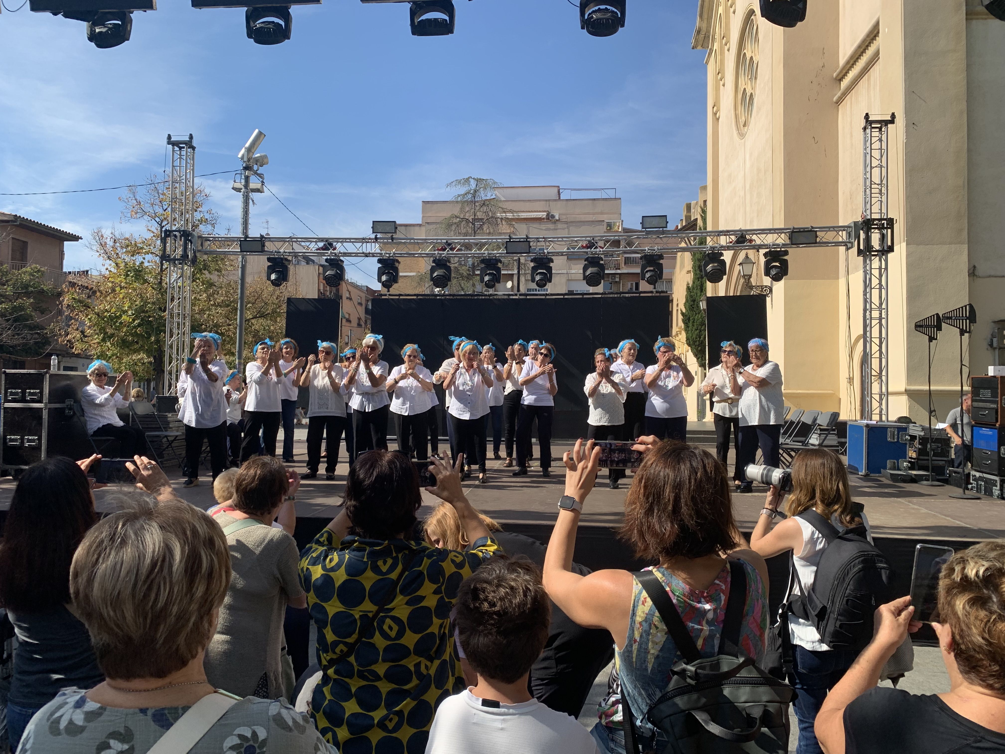 Commemoració del Dia de la Gent Gran a la plaça d'Abat Oliba plena de familiars immortalitzant Interpretació de Maquillaje, de Mecano, de Las Alegrias de Sant Martí. FOTO: Judit Josa
