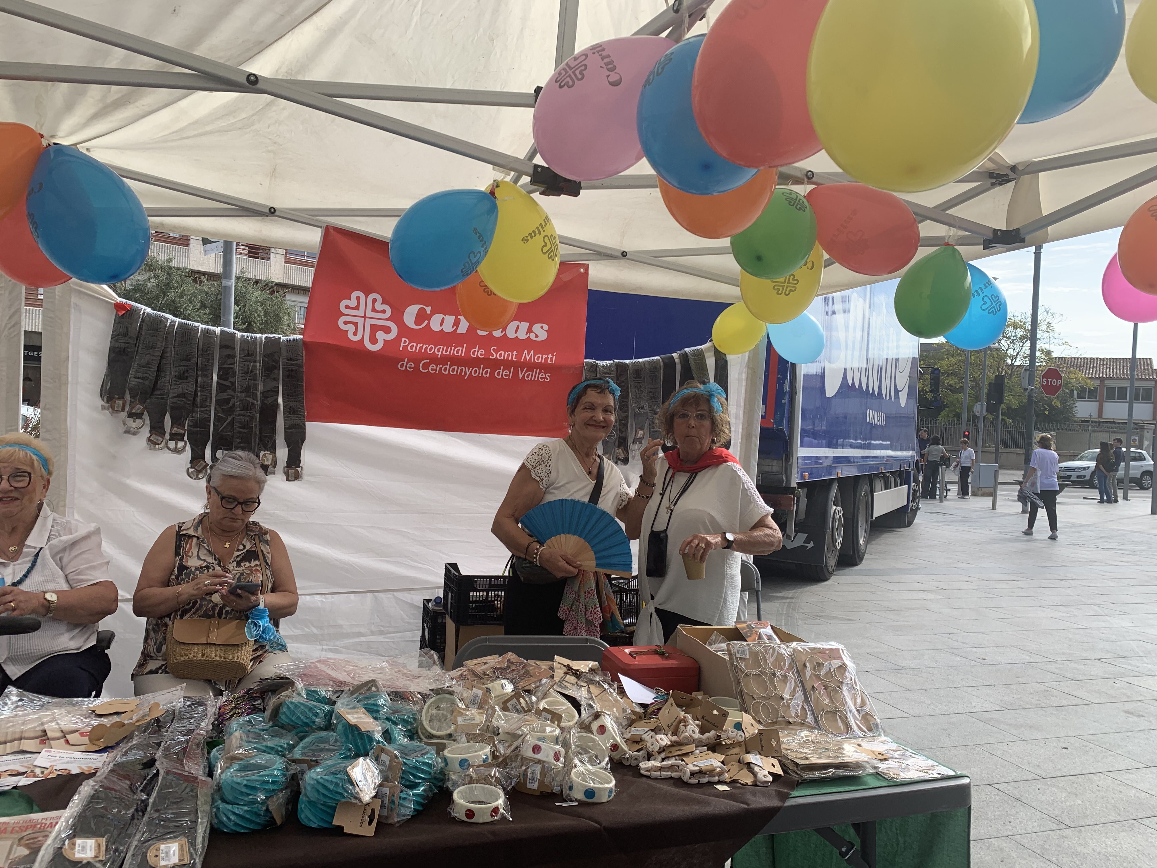 L’espai de voluntariat de Càritas, atès per les membres de La Alegría de Sant Martí, va donar a conèixer la seva tasca solidària a la ciutat. FOTO: Judit Josa.