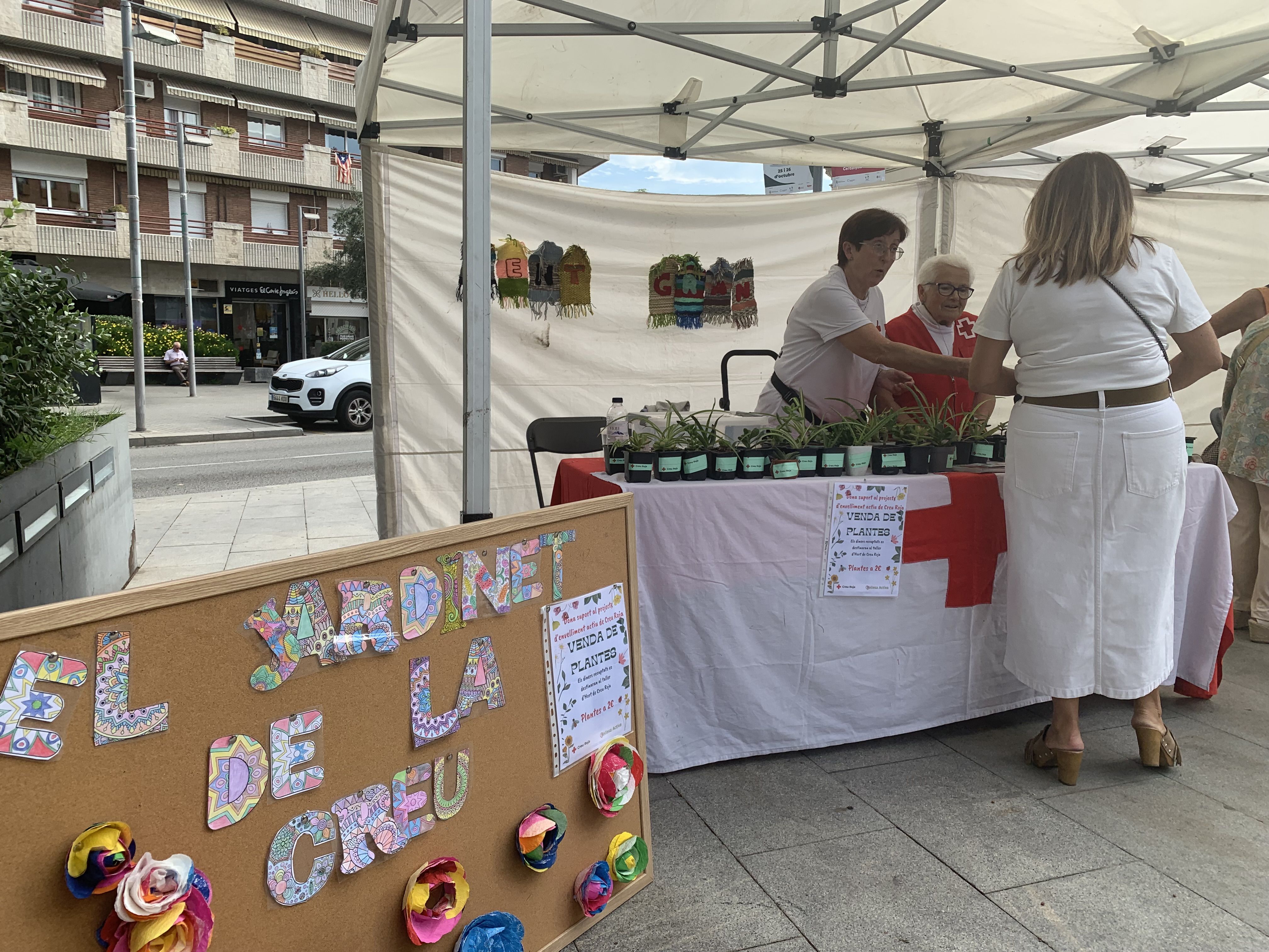 La Creu Roja va instal·lar una parada amb informació i una mostra de plantes del projecte El Jardinet de la Creu. FOTO: Judit Josa.