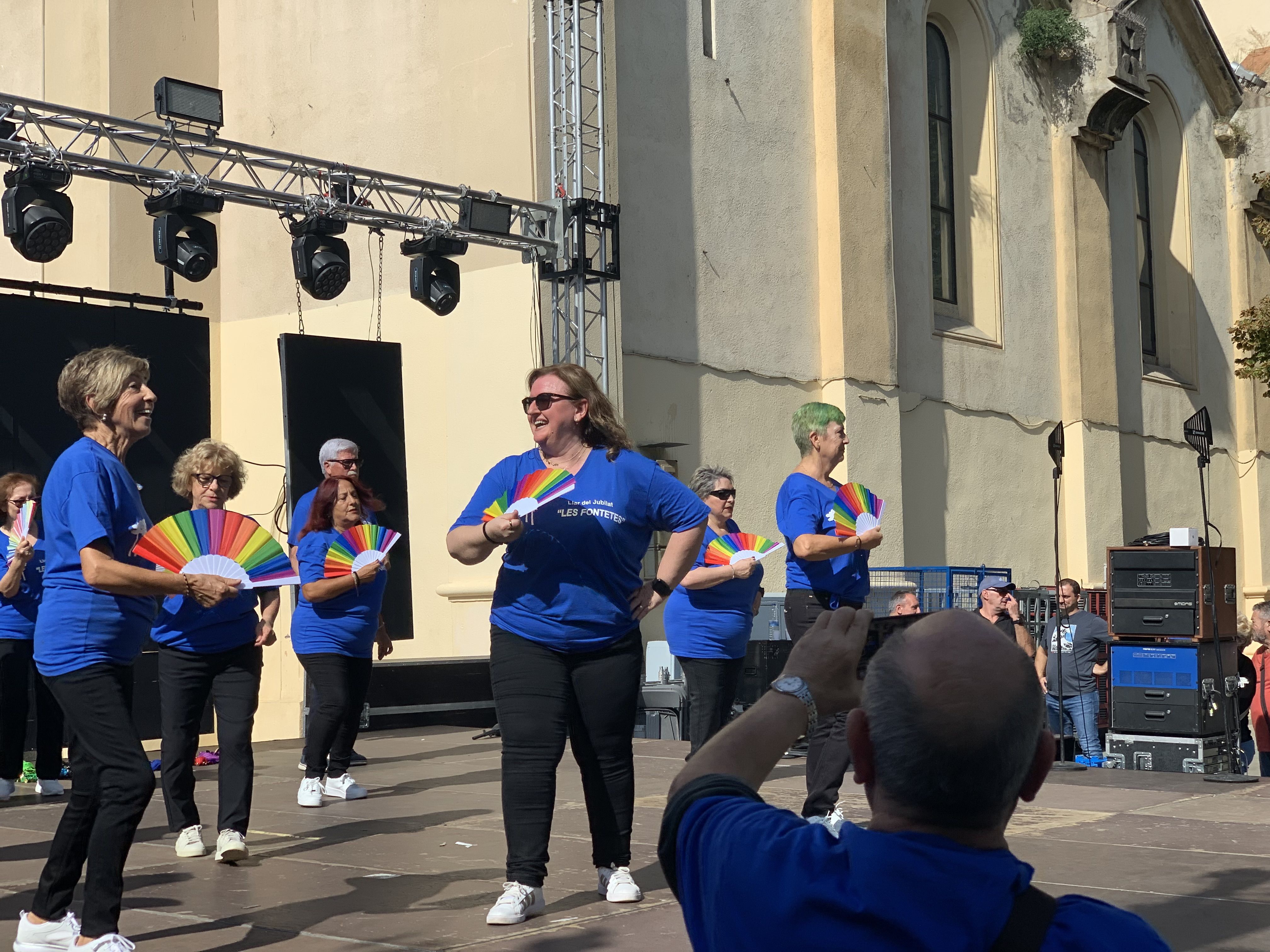 El Casal de les Fontetes va animar el matí amb una exhibició de ball amb ventalls, elegància i bon humor. FOTO: Judit Josa.