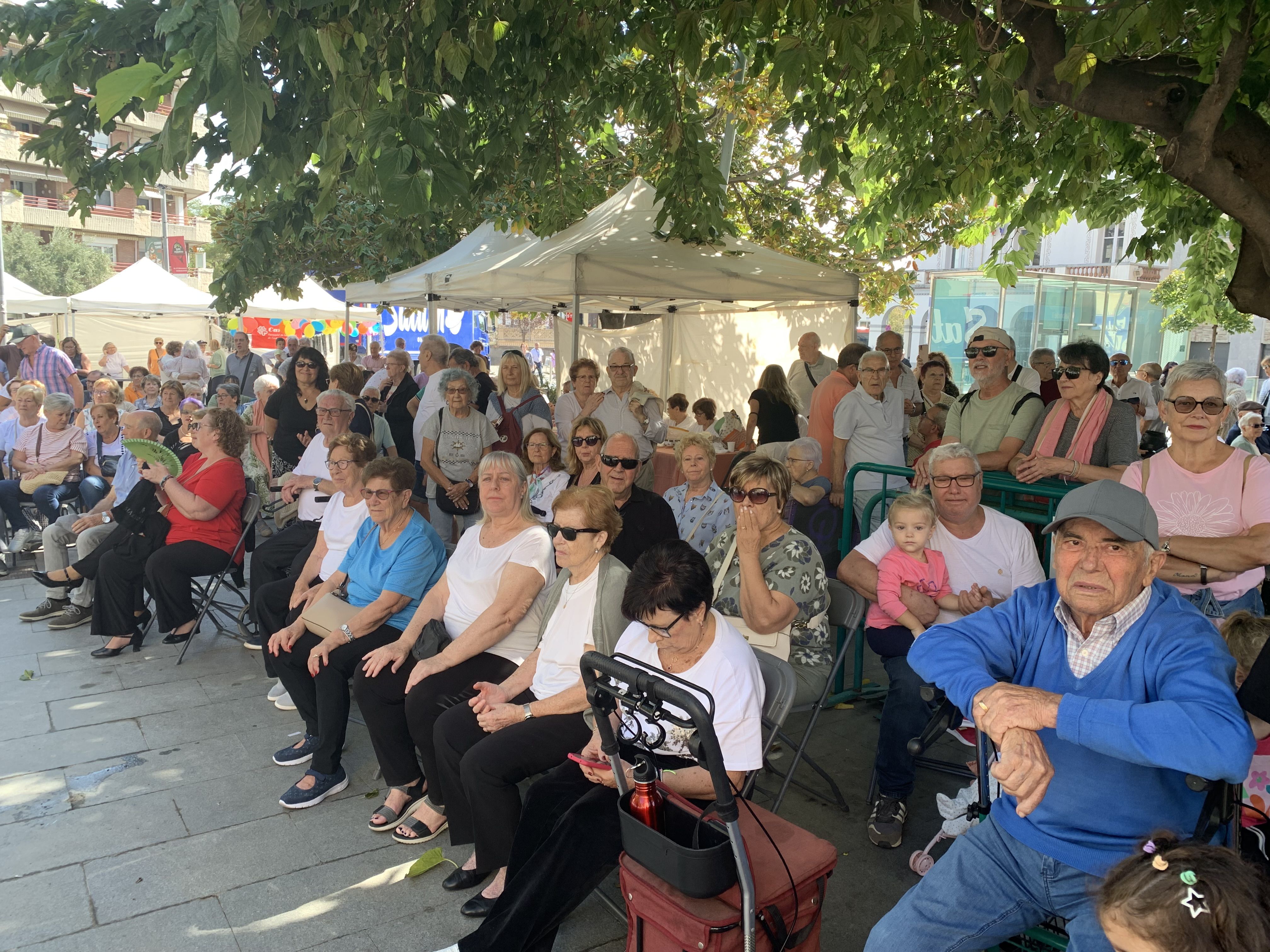 La plaça d'Abat Oliba es va omplir amb familiars i espectadors durant les exhibicions del Dia Internacional de la Gent Gran. Foto Judit Josa. 