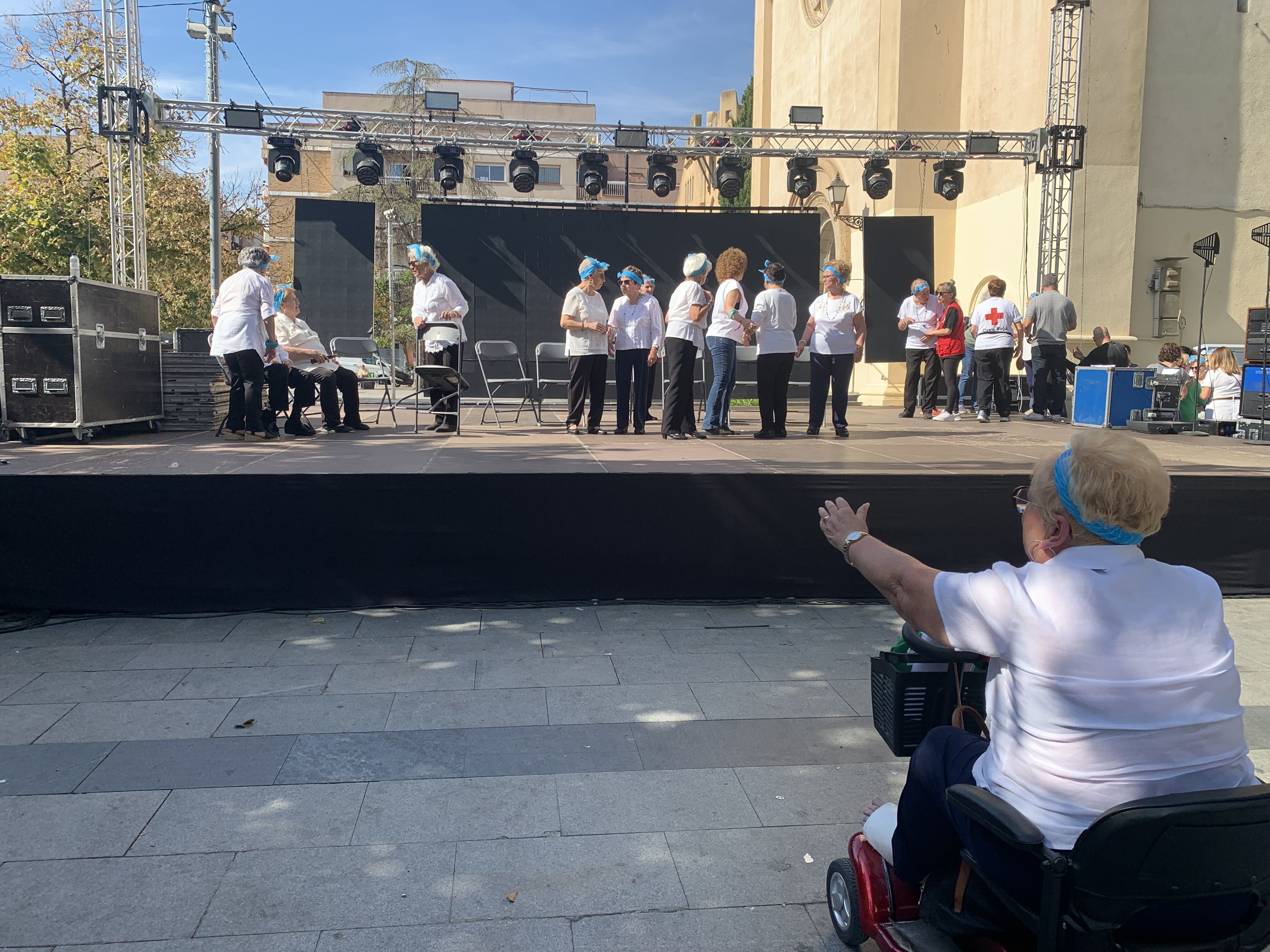 Una de les voluntaries dirigeix el grup La Alegría de Sant Martí, amb components de més de 90 anys. FOTO: Judit Josa