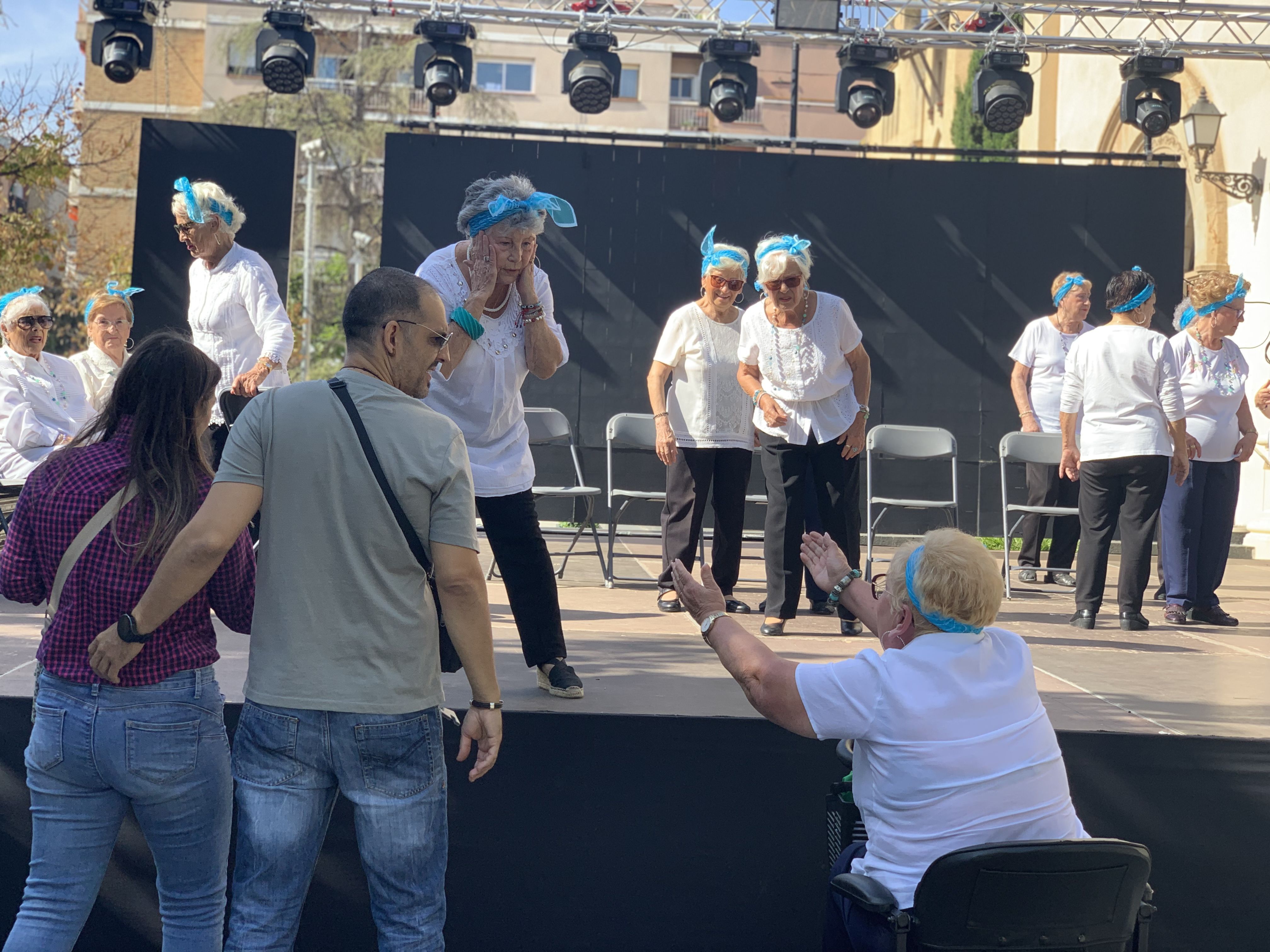 Una de les voluntaries dirigeix el grup La Alegría de Sant Martí, amb components de més de 90 anys. FOTO: Judit Josa