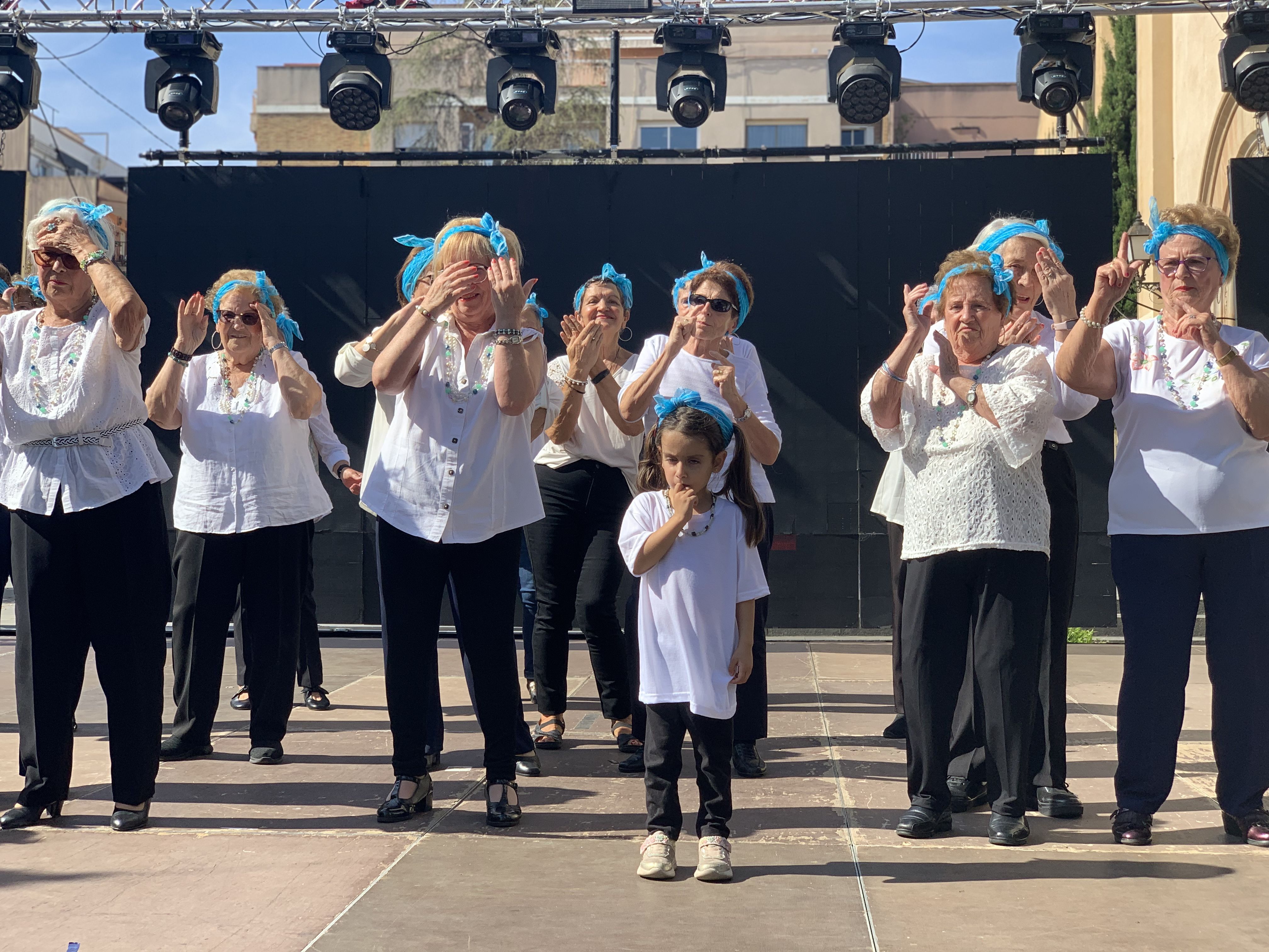 El grup La Alegría de Sant Martí va tancar les actuacions amb un divertit espectacle de playbacks que va fer cantar i somriure el públic. FOTO: Judit Josa.